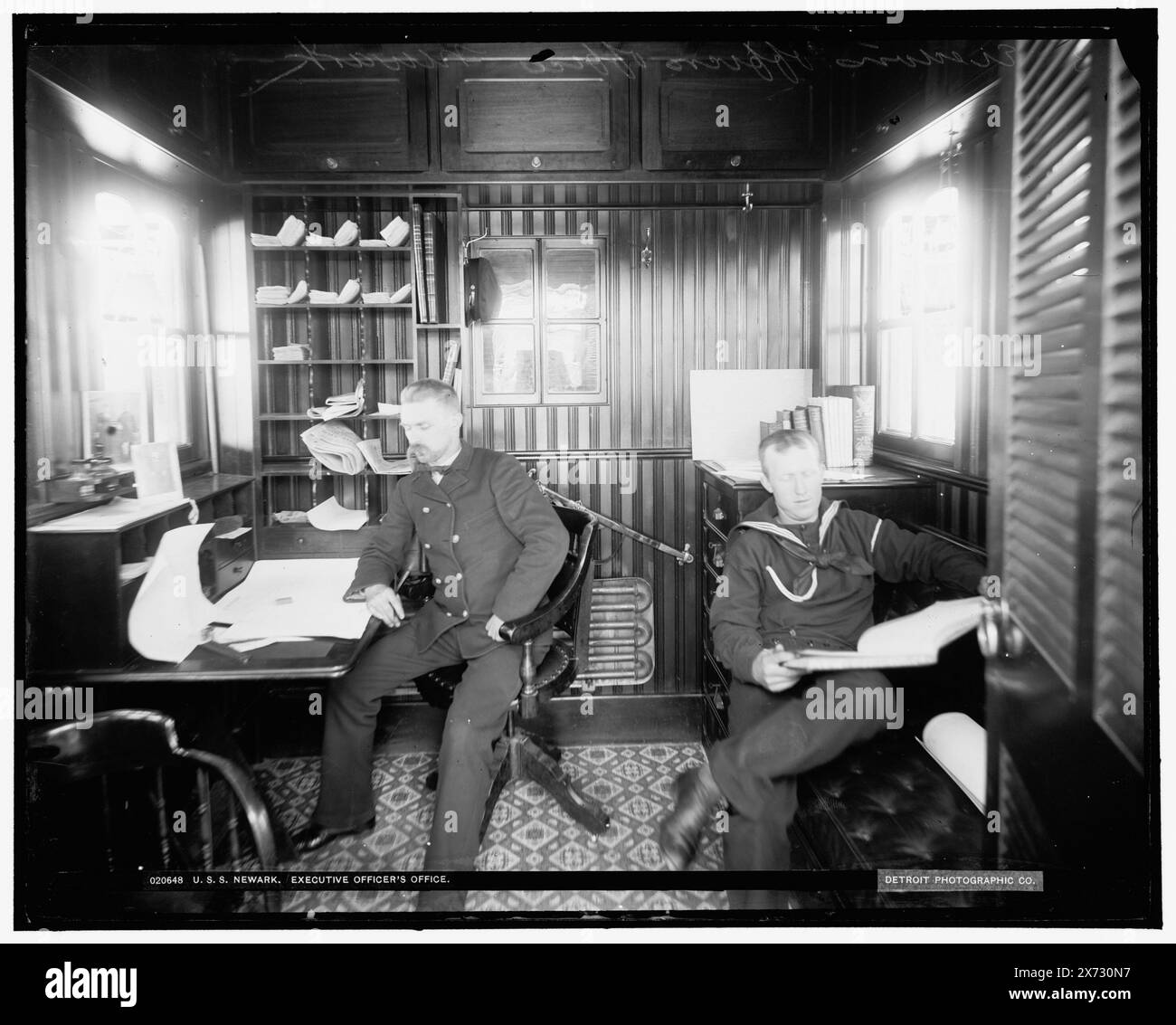 U.S.S. Newark, Executive Officer's Office, Attribution based on negative D4-20638., Date based on Detroit, Catalogue J (1901)., Detroit Publishing Co. N. 020648., Gift; State Historical Society of Colorado; 1949, Newark (Cruiser) , Stati Uniti., Navy. , Cruisers (navi da guerra), americano. , Uffici. , Ufficiali militari, americani. , Marinai, americani. Foto Stock