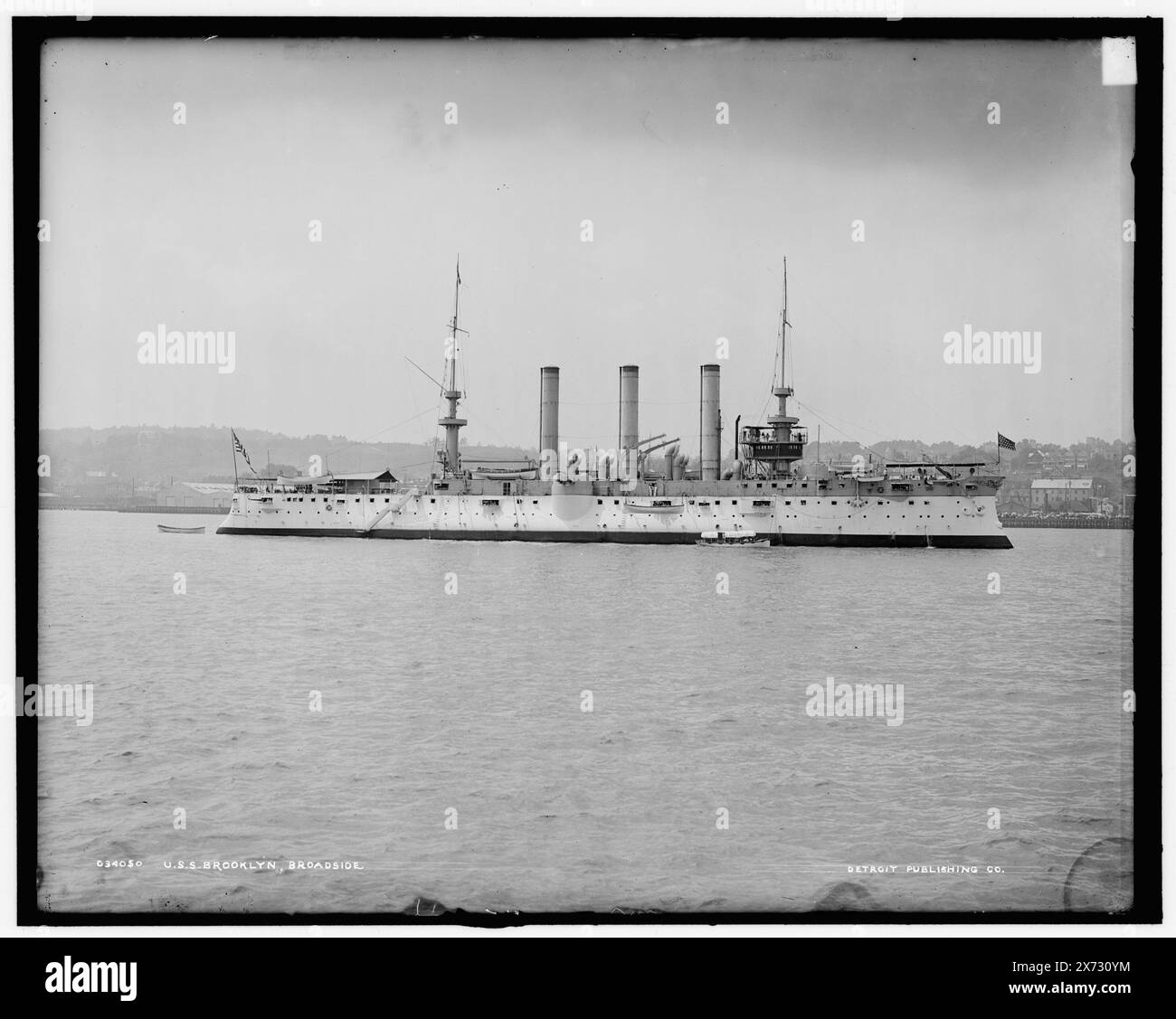 U.S.S. Brooklyn, Broadside, '2622' in negativo., Detroit Publishing Co. N. 034050., Gift; State Historical Society of Colorado; 1949, Brooklyn (Cruiser) , Cruisers (Warships), American. Foto Stock