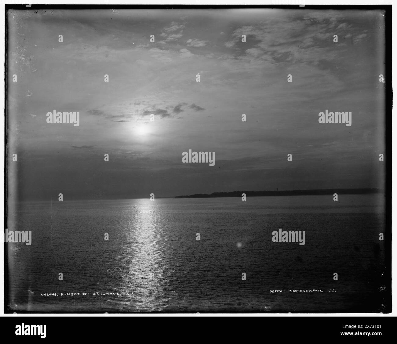 Sunset off St. Ignace, Mich., '228' on negative., Detroit Publishing Co. No 042443., Gift; State Historical Society of Colorado; 1949, albe e tramonti. , Canali. , Stati Uniti, Michigan, Saint Ignace. Foto Stock