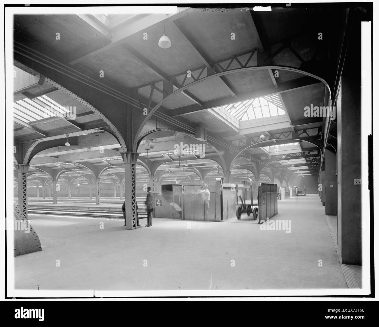 Chicago, Illinois, capannoni ferroviari, C & NW Ry. (Chicago & North Western Railway) terminal, titolo da giacca., negativo scomposto al centro e fissato al secondo foglio di vetro., originariamente parte di un panorama più ampio; altre sezioni non in collezione., 'G 8220 R' su negativo., Detroit Publishing Co. N. 015695., Gift; State Historical Society of Colorado; 1949, Railroad Stations. , Interni. , Stati Uniti, Illinois, Chicago. Foto Stock