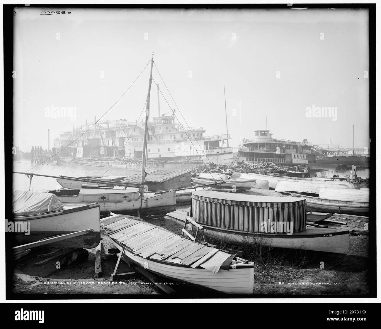 Vecchie barche si arenavano per marcire, New York City, Detroit Publishing Co. N. 033012., Gift; State Historical Society of Colorado; 1949, Boats. , Battelli a vapore. , Cimiteri di barche. , Stati Uniti, New York (Stato), New York. Foto Stock
