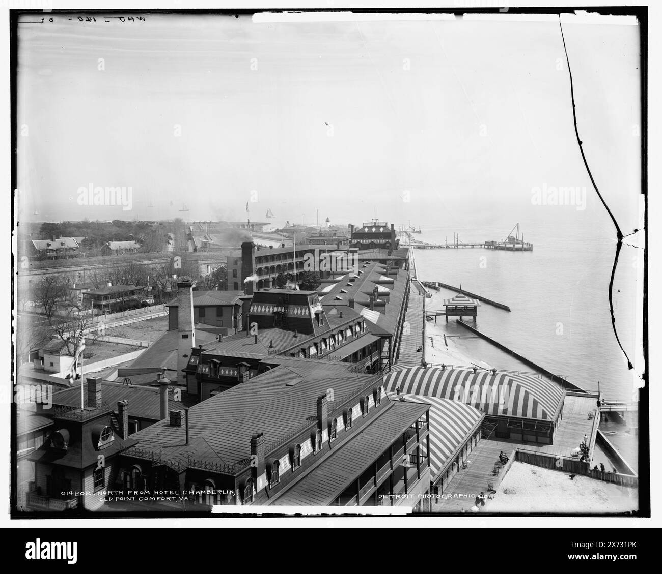 A nord dell'Hotel Chamberlin, Old Point comfort, Virginia, include Hygeia Hotel., negativo rotto e incrinato più volte, lato destro. Disponibile anche come stampa fotografica nel LOTTO 9204 C con copia negativa LC-USZ62-75995 (copia pellicola in bianco e nero neg.)., 'WHJ-140-02' in negativo., Detroit Publishing Co. N. 014202., Gift; State Historical Society of Colorado; 1949, Waterfront. , Resort. , Stati Uniti, Virginia, Old Point comfort. Foto Stock