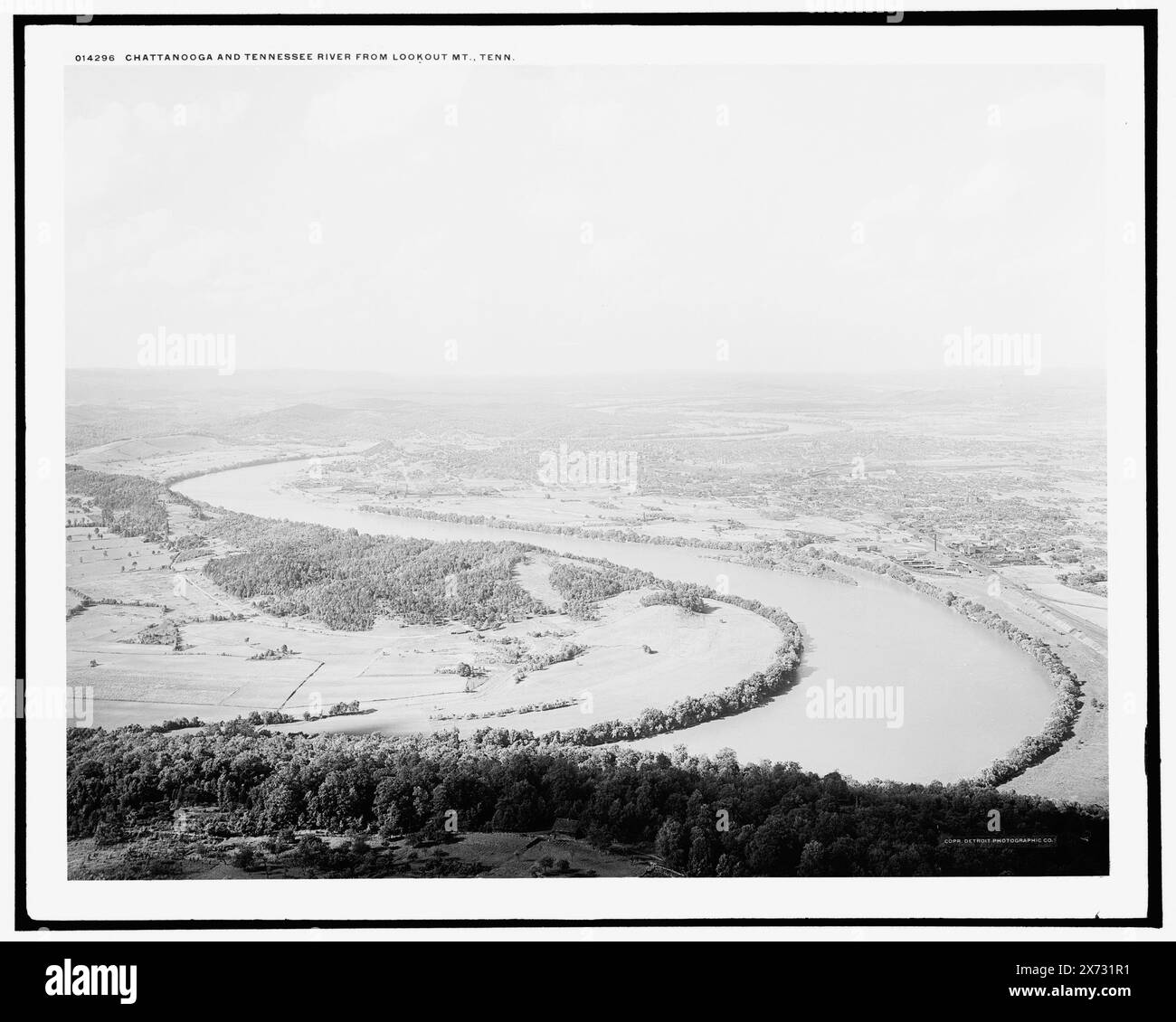Chattanooga and Tennessee River from Lookout Mt., Tenn., 'WHJ 304-02' on Transparency., corrispondente vetro trasparente (stesso codice di serie) disponibile su videodisc frame 1A-29727., Detroit Publishing Co. N.. 014296., Gift; State Historical Society of Colorado; 1949, Rivers. , Stati Uniti, Tennessee, Chattanooga. , Stati Uniti, fiume Tennessee. Foto Stock