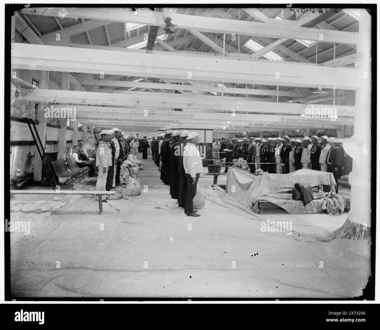 U.S.S. Vermont, ispezione prima del trasferimento, i negativi sono varianti vicine., Data basata sul negativo D4-21040., Detroit Publishing Co. N. 021046., Gift; State Historical Society of Colorado; 1949, Vermont (Receiving Ship) , Stati Uniti., Navy. , Brooklyn Navy Yard (New York, N.Y.) , Interiors. , Ispezioni militari. , Navi governative, americane. , Stati Uniti, New York (Stato), New York. Foto Stock