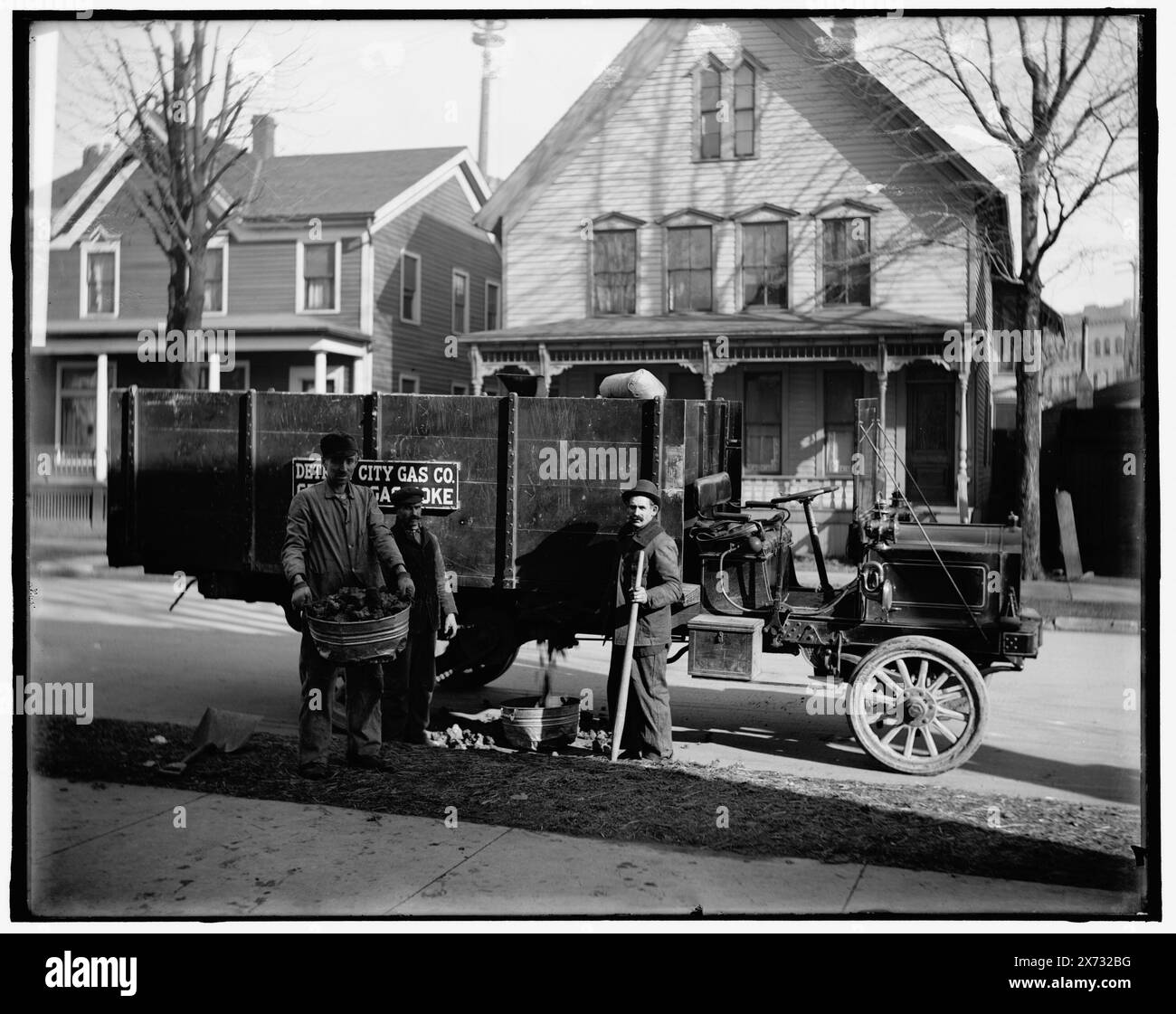 Coke delivery wagon and Workers, Detroit City gas Co., Mich., Title Designed by cataloger., "gas Co." on negative., Detroit Publishing Co. N. X 459., Gift; State Historical Society of Colorado; 1949, Coca Cola. , Camion. , Società di pubblica utilità. , Strade residenziali. , Stati Uniti, Michigan, Detroit. Foto Stock