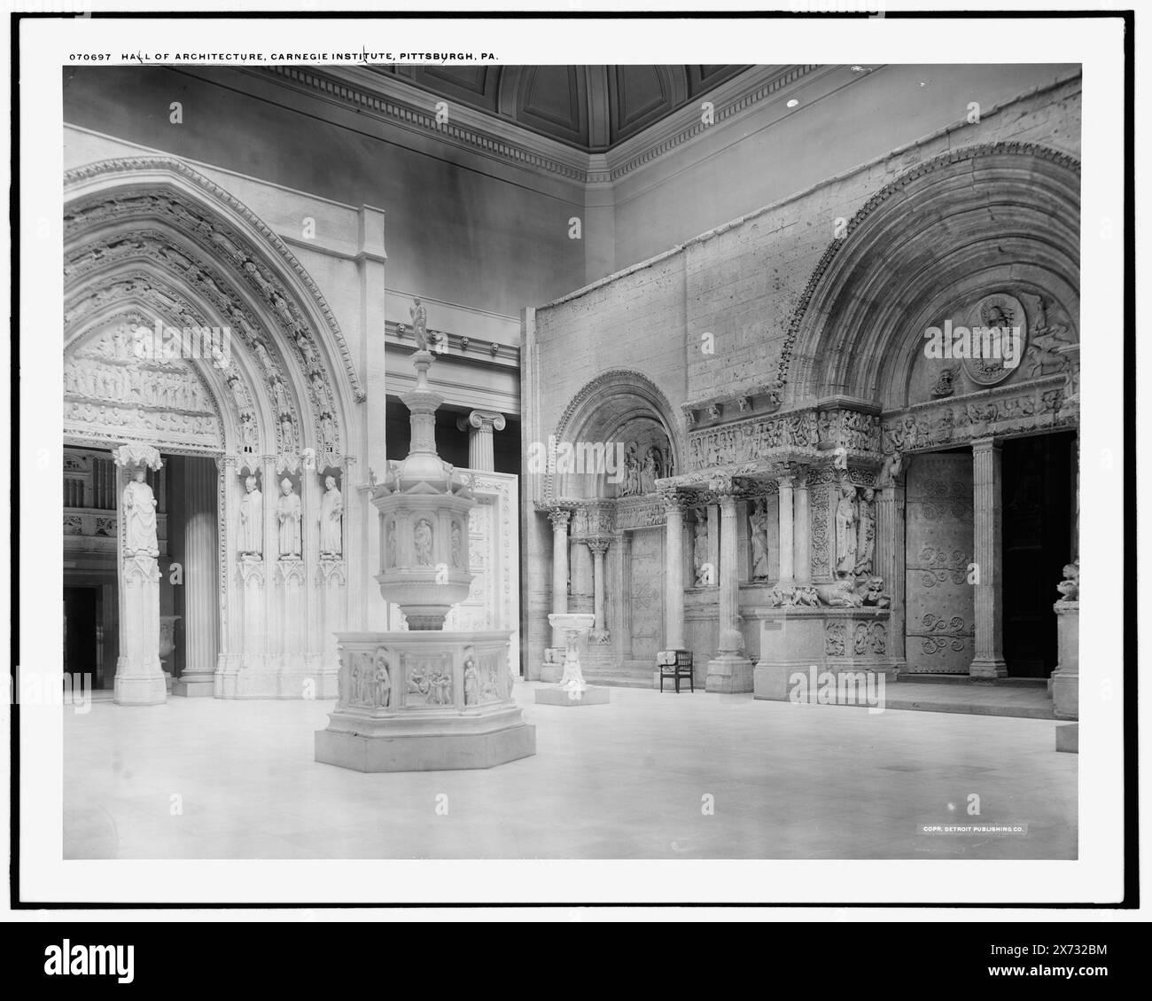 Hall of Architecture, Carnegie Institute, Pittsburgh, Pa., portali occidentali della chiesa abbaziale di Saint Gilles, Gard, Francia a destra., Detroit Publishing Co. N. 070697., Gift; State Historical Society of Colorado; 1949, Doors & Doorways. , Chiese. , Interni. , Gallerie e musei. , Stati Uniti, Pennsylvania, Pittsburgh. Foto Stock