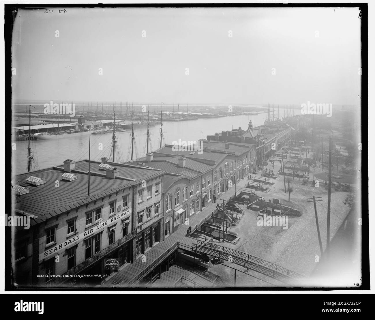 Lungo il fiume, Savannah, GA., 'WHJ 156' su negativo., 'Seaboard Air Line Railway' su edificio., Detroit Publishing Co. N. 013361., Gift; State Historical Society of Colorado; 1949, Rivers. , Moli e moli. , Stati Uniti, Georgia, Savannah. , Stati Uniti, Georgia, fiume Savannah. Foto Stock
