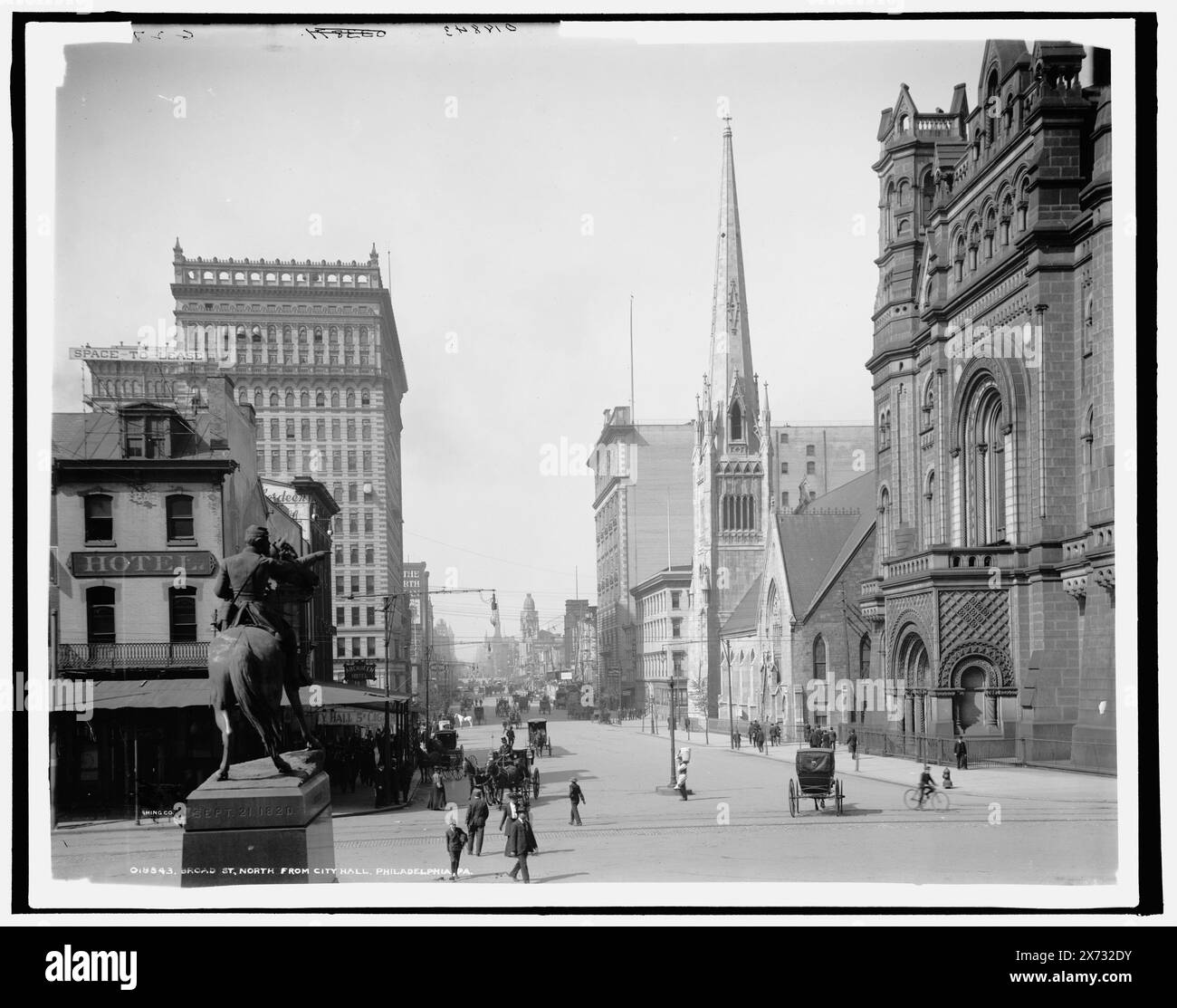 Broad St. A nord di City Hall, Philadelphia, Pa., negative broken across center e taped to second sheet of glass., Date based on Detroit, Catalogue P (1906)., 'G 27[, .]' Su negative., Detroit Publishing Co. N. 018843, 033871., Gift; State Historical Society of Colorado; 1949, Churches. , Strutture commerciali. , Strade. , Scultura. , Stati Uniti, Pennsylvania, Filadelfia. Foto Stock