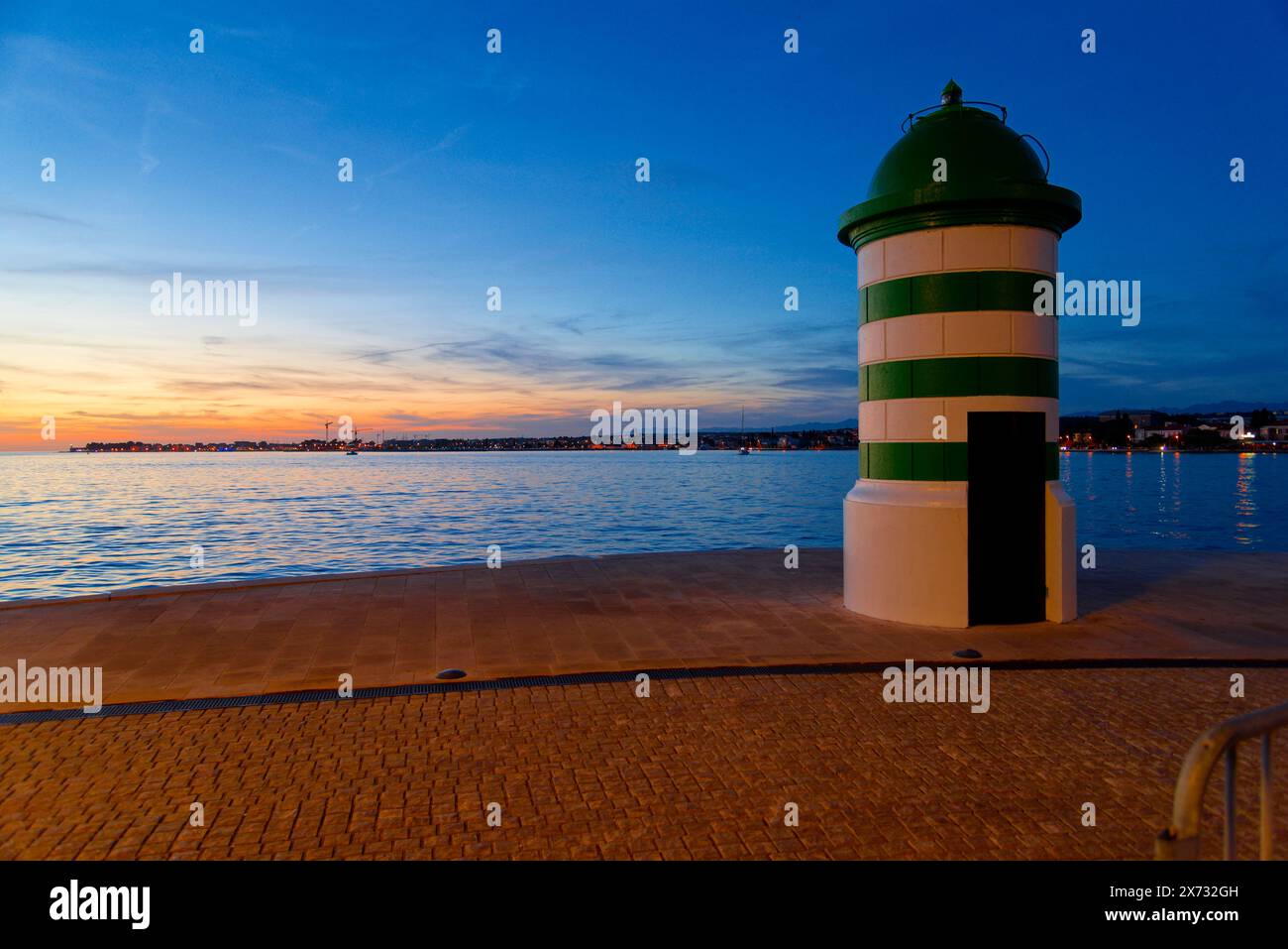 le phare à la sortie du port de Zadar en croatie au coucher du soleil Foto Stock