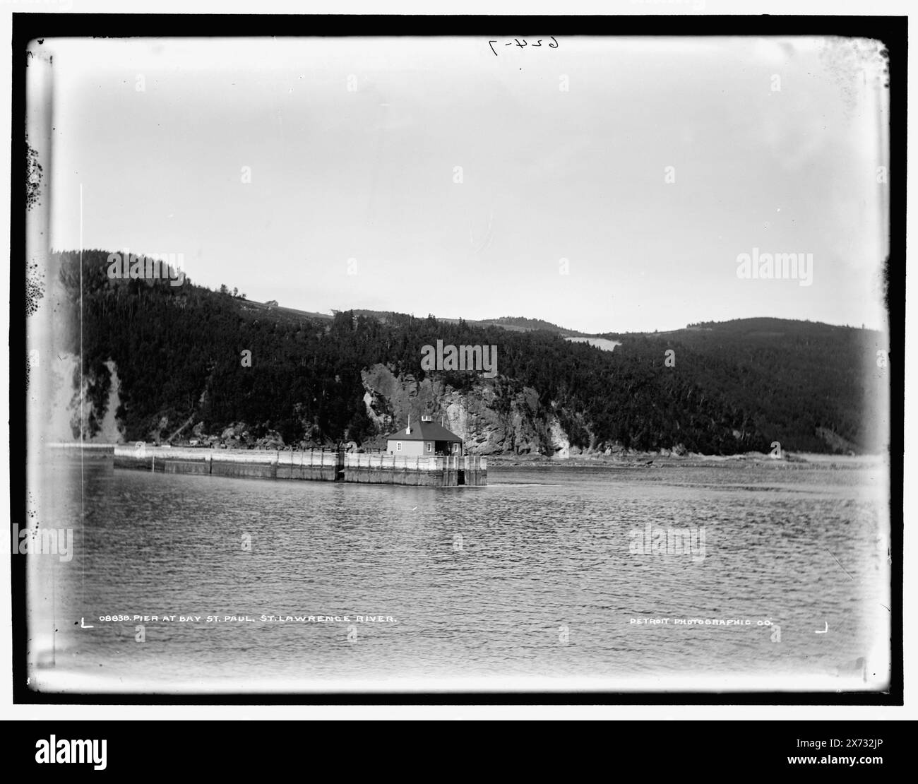 Pier at Bay St. Paul, St. Lawrence River, '654-7' in negativo., Date based on Detroit, Catalogue J (1901)., Detroit Publishing Co. N. 08838., Gift; State Historical Society of Colorado; 1949, Rivers. , Bay. , Moli e moli. , Fiume San Lorenzo. Foto Stock