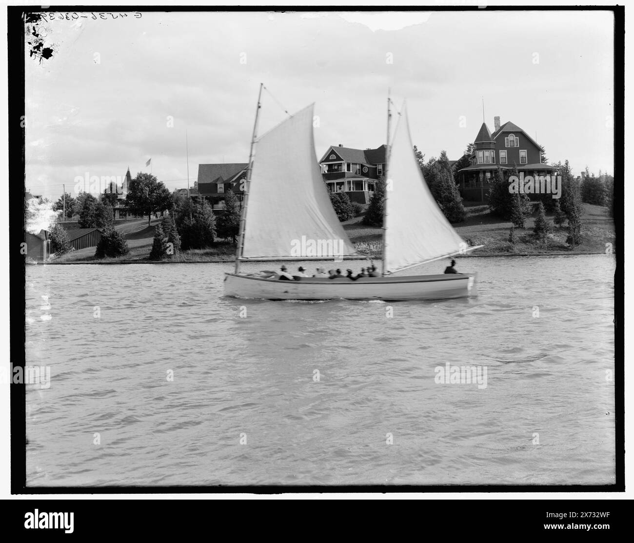 Belvedere Point, Charlevoix, Mich., Title from jacket., 'G 4536' on negative., Detroit Publishing Co. N. 036398., Gift; State Historical Society of Colorado; 1949, barche a vela. , Abitazioni. , Stati Uniti, Michigan, Charlevoix. Foto Stock