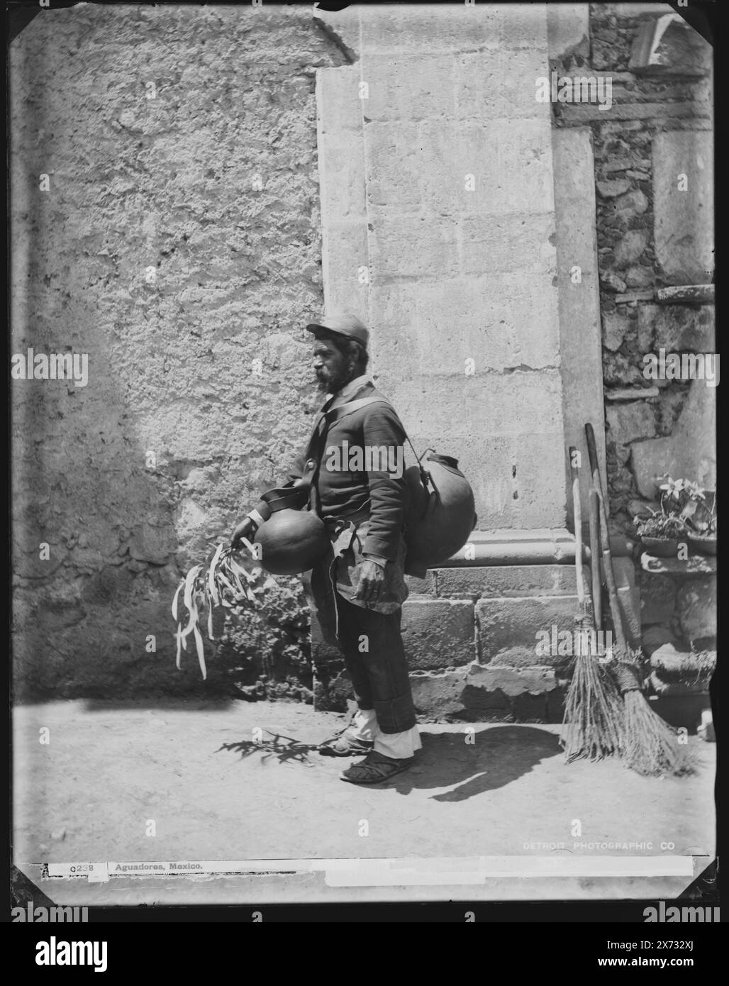 Aguadores, Mexico, Attribution to Jackson and locale based on Catalogue of the W.H. Jackson Views (1898)., Detroit Publishing Co. No 0238., Gift; State Historical Society of Colorado; 1949, Peddlers. , Approvvigionamento idrico. , Messico, città del Messico. Foto Stock