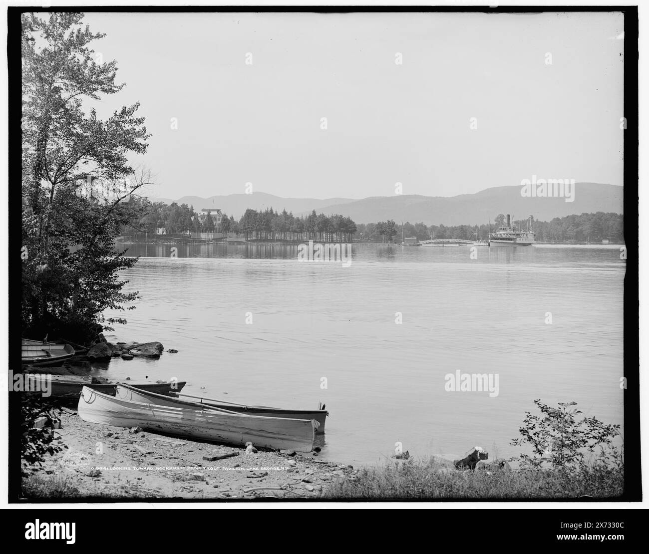 Guardando verso Rockhurst dal Trout Pavilion Hotel, Lake George, N.Y., Detroit Publishing Co. No 019841., Gift; State Historical Society of Colorado; 1949, Lakes & Pond. , Canoes. , Stati Uniti, New York (Stato), George, Lake. , Stati Uniti, New York (Stato), Rockhurst. Foto Stock