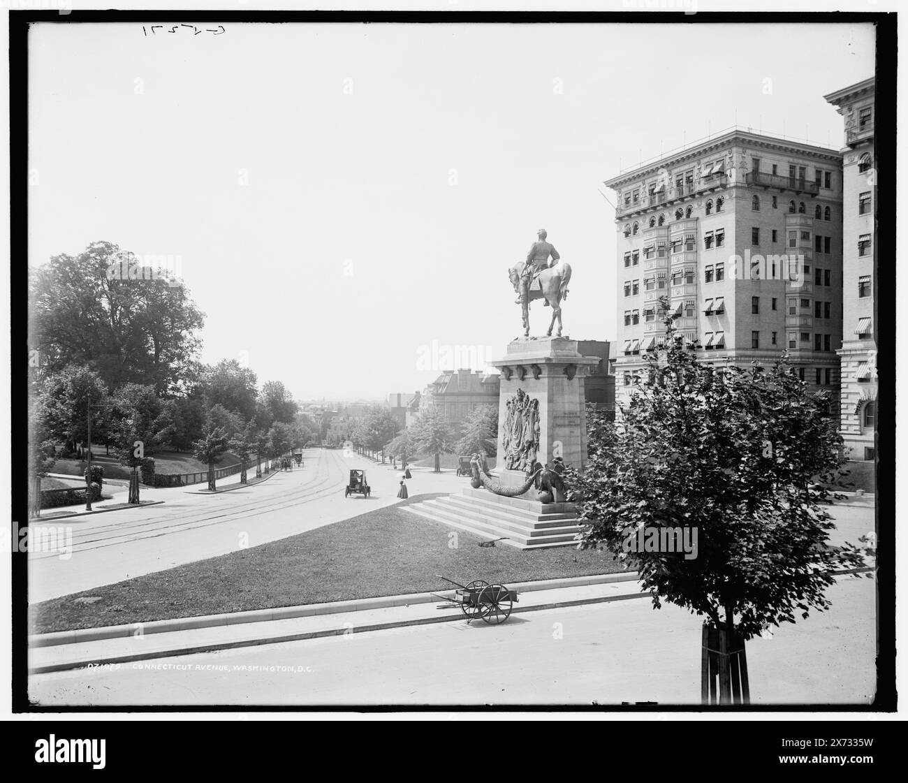 Connecticut Avenue, Washington, D.C., "G 5271" in negativo., Detroit Publishing Co. N. 071079., Gift; State Historical Society of Colorado; 1949, McClellan, George Brinton, 1826-1885, statue. , Strade. , Scultura. , Case di appartamenti. , Stati Uniti, Distretto di Columbia, Washington (D.C.) Foto Stock