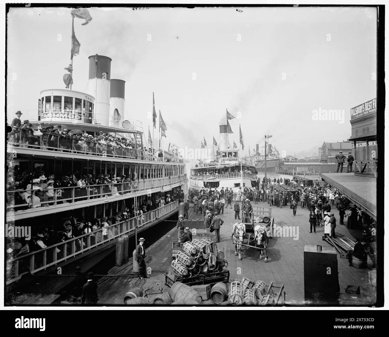 Steamer Tashmoo, Title from jacket., 'G 78' on negative., Detroit Publishing Co. N. 042579., Gift; State Historical Society of Colorado; 1949, Tashmoo (ruota laterale) , passeggeri. , Ruote laterali. , Moli e moli. , Stati Uniti, Michigan, Detroit. Foto Stock