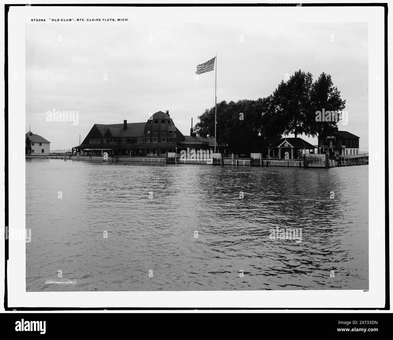 Vecchio Club, Ste. Claire sic Flats, Mich., '510-T' su negative., Detroit Publishing Co. N. 073384., Gift; State Historical Society of Colorado; 1949, Clubhouses. , Club. , Fronti d'acqua. , Stati Uniti, Michigan, Saint Clair Flats. Foto Stock