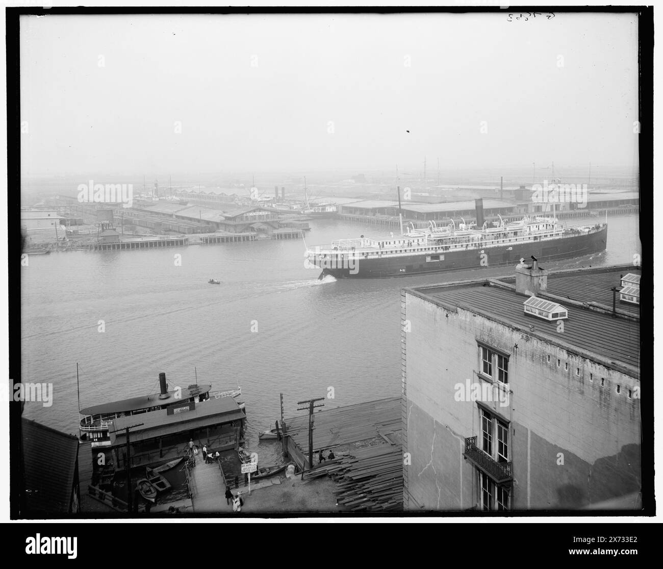 Seaboard Air Line Docks, Savannah, GA, Title from jacket., "G 7863" on negative., Detroit Publishing Co. N. 500181., Gift; State Historical Society of Colorado; 1949, moli e moli. , Navi. , Fiumi. , Stati Uniti, Georgia, Savannah. Foto Stock