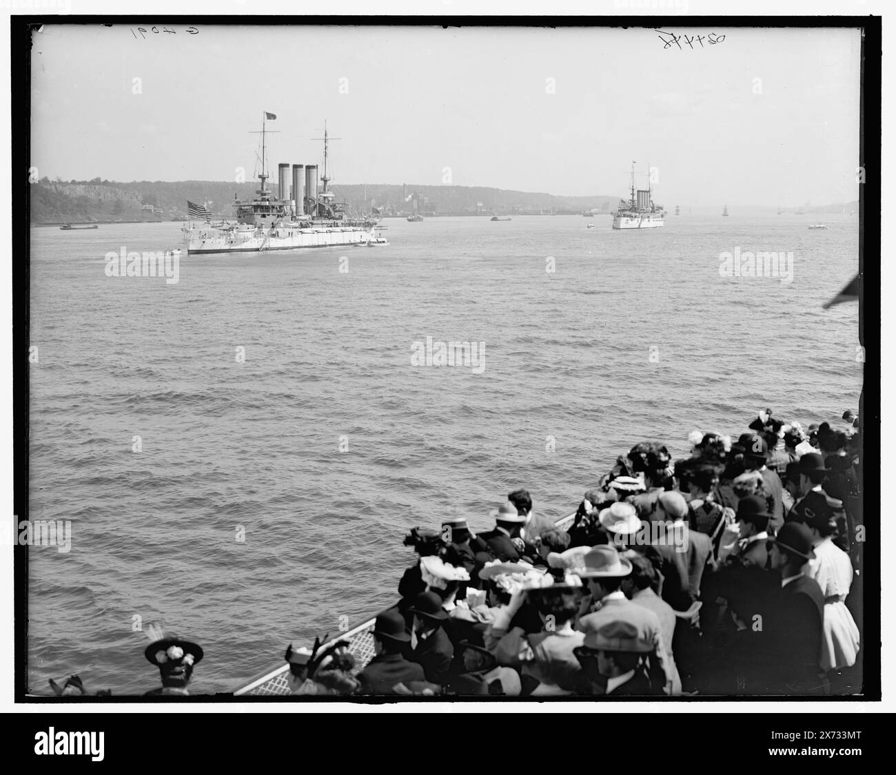 Passando il White Squadron sulla Day Line, Hudson River, N.Y., titolo dalla giacca., 'G 4091' su negative., Detroit Publishing Co. N. 034448., Gift; State Historical Society of Colorado; 1949, Squadron of Evolution. Navi da guerra, americane. , Passeggeri. , Fiumi. , Battelli a vapore. , Stati Uniti, New York (Stato), fiume Hudson. Foto Stock