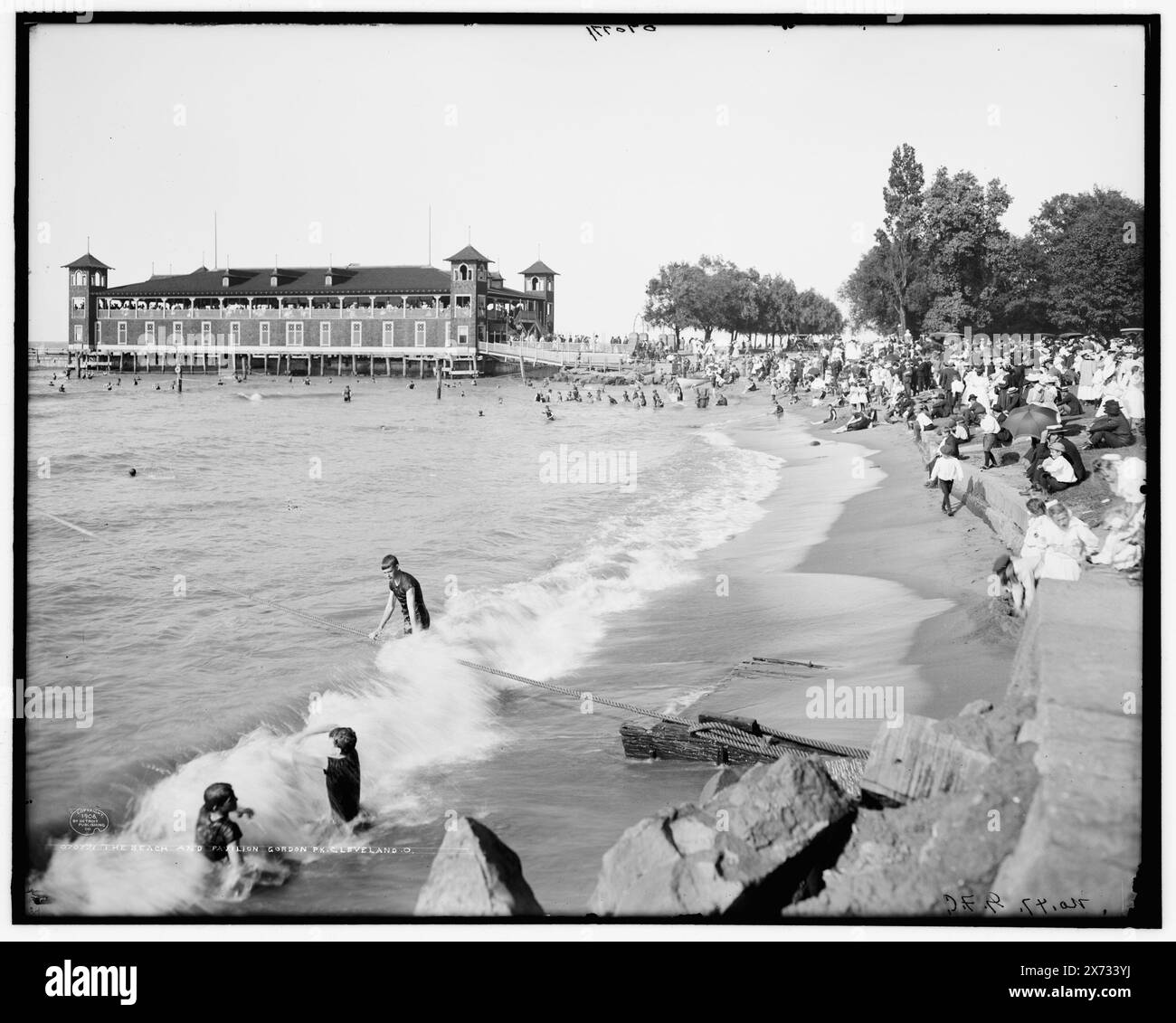 La spiaggia e il padiglione, Gordon PK. Park, Cleveland, Ohio, 'No. 47 G.F.C.' su negative., Detroit Publishing Co. No 070771., Gift; State Historical Society of Colorado; 1949, spiagge. , Strutture sportive e ricreative. , Parchi. , Stati Uniti, Ohio, Cleveland. Foto Stock