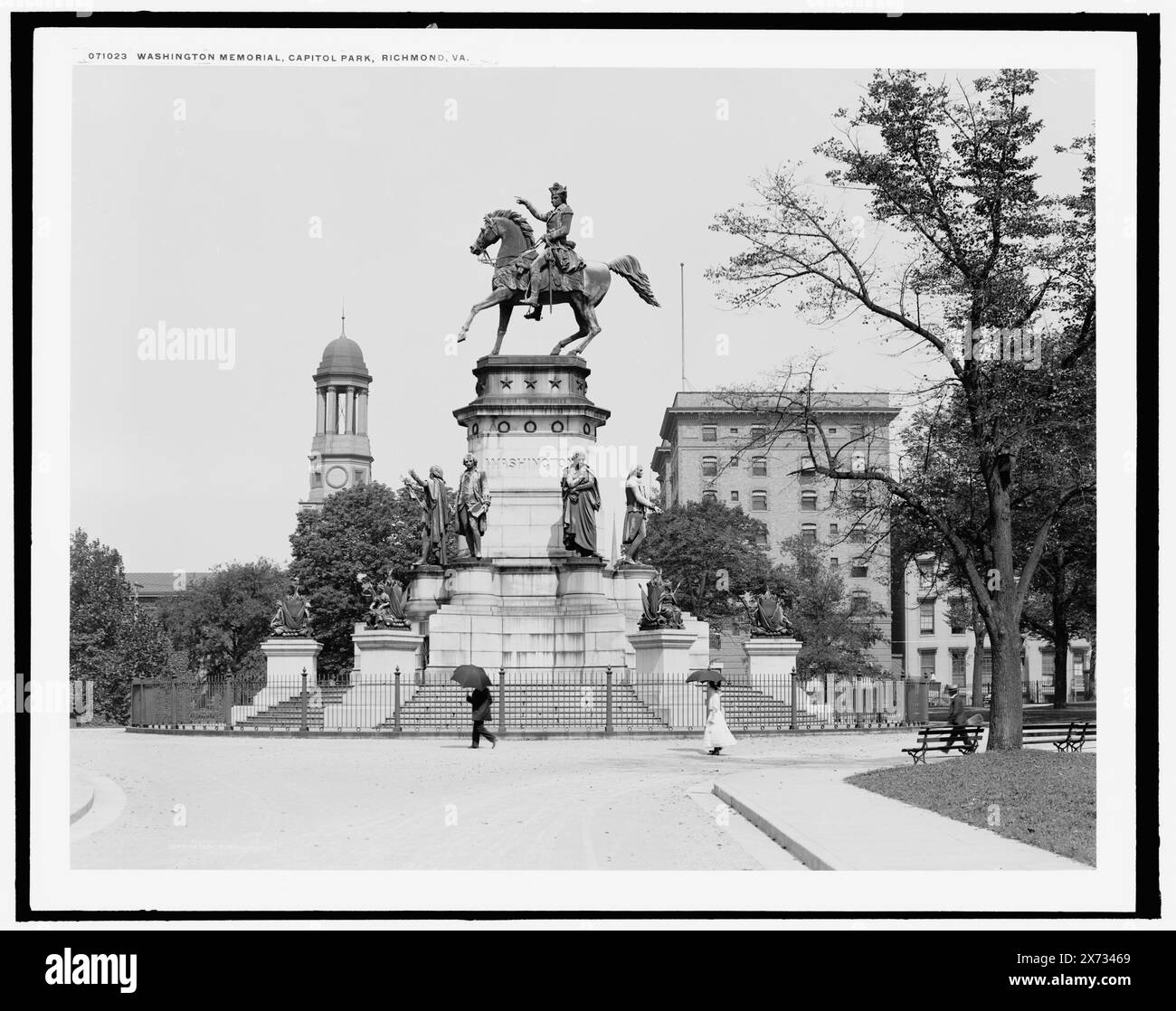 Washington Memorial, Capitol Park, ad esempio Capitol Square, Richmond, Virginia, "G 5326" su negative., Detroit Publishing Co. N. 071023., Gift; State Historical Society of Colorado; 1949, Washington, George, 1732-1799, statue. , Parchi. , Scultura. , Monumenti e memoriali. , Stati Uniti, Virginia, Richmond. Foto Stock