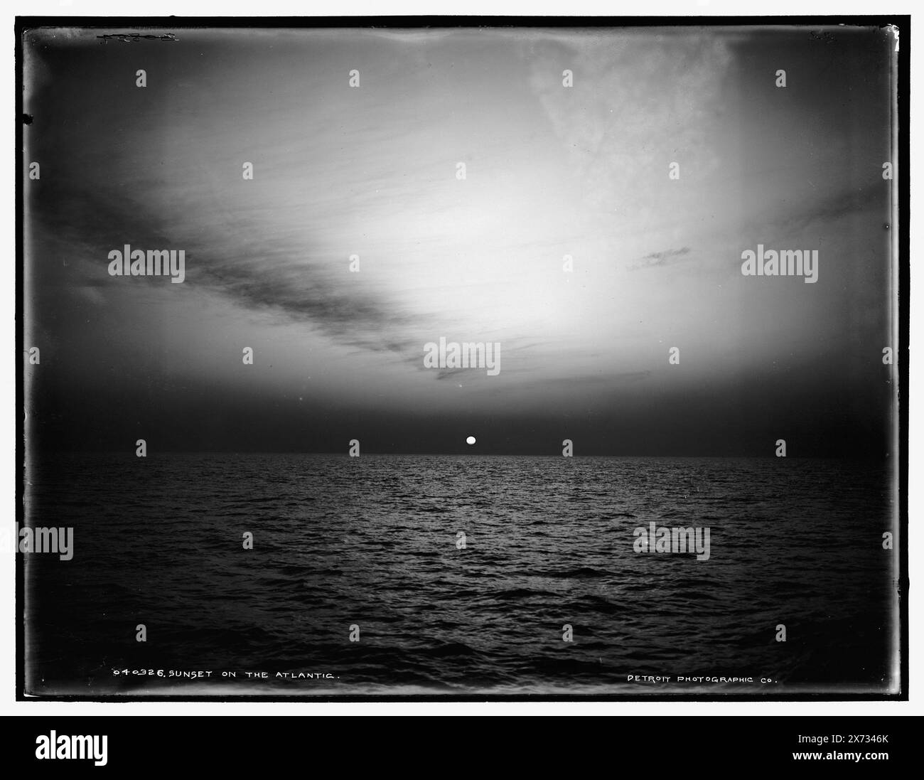 Sunset on the Atlantic, '22' in negativo., Detroit Publishing Co. N. 040326., Gift; State Historical Society of Colorado; 1949, albe e tramonti. , Oceans. , Oceano Atlantico. Foto Stock