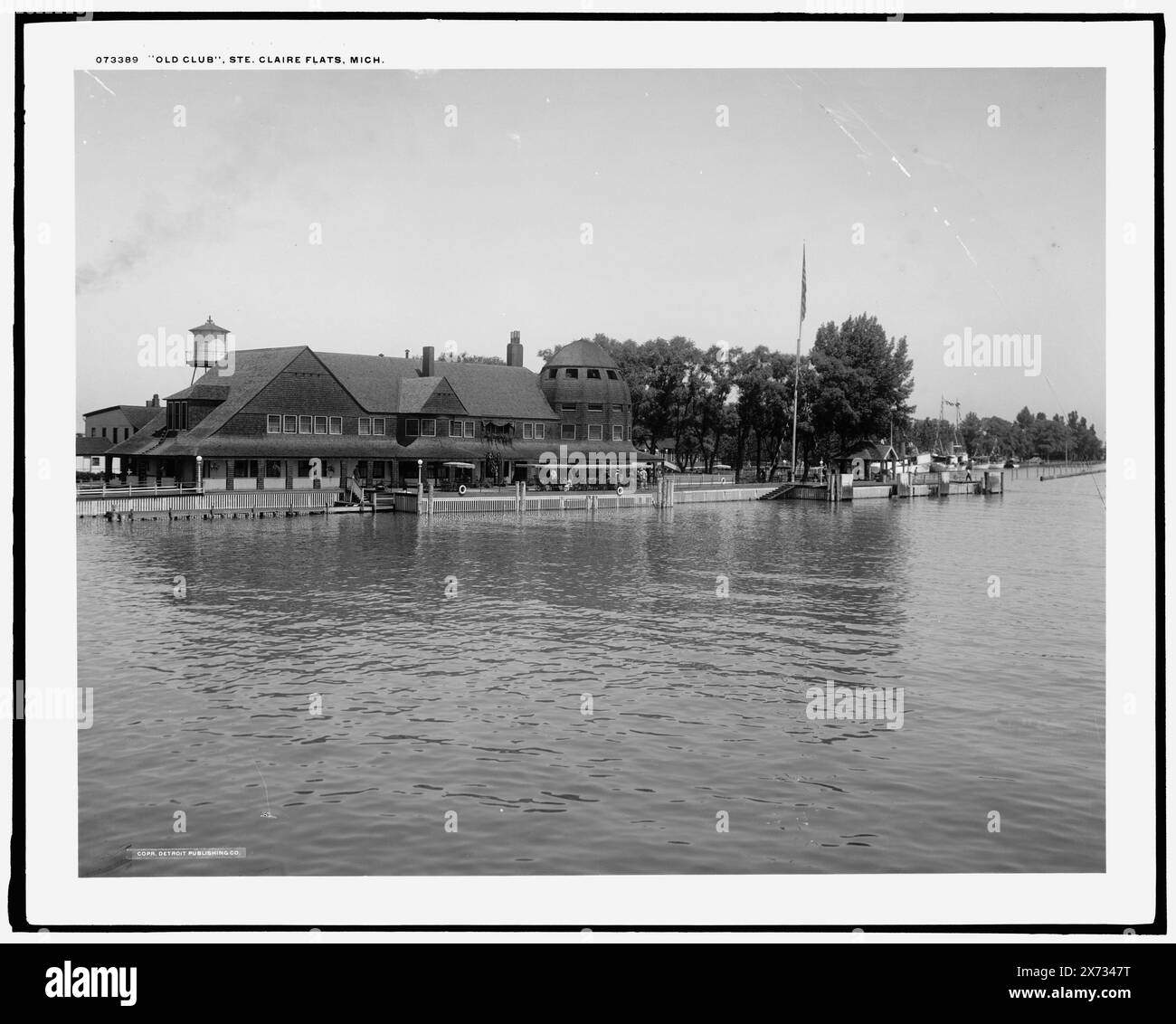 Vecchio Club, Ste. Claire sic Flats, Mich., '509-T' su negative., Detroit Publishing Co. N. 073389., Gift; State Historical Society of Colorado; 1949, Clubhouses. , Club. , Fronti d'acqua. , Stati Uniti, Michigan, Saint Clair Flats. Foto Stock