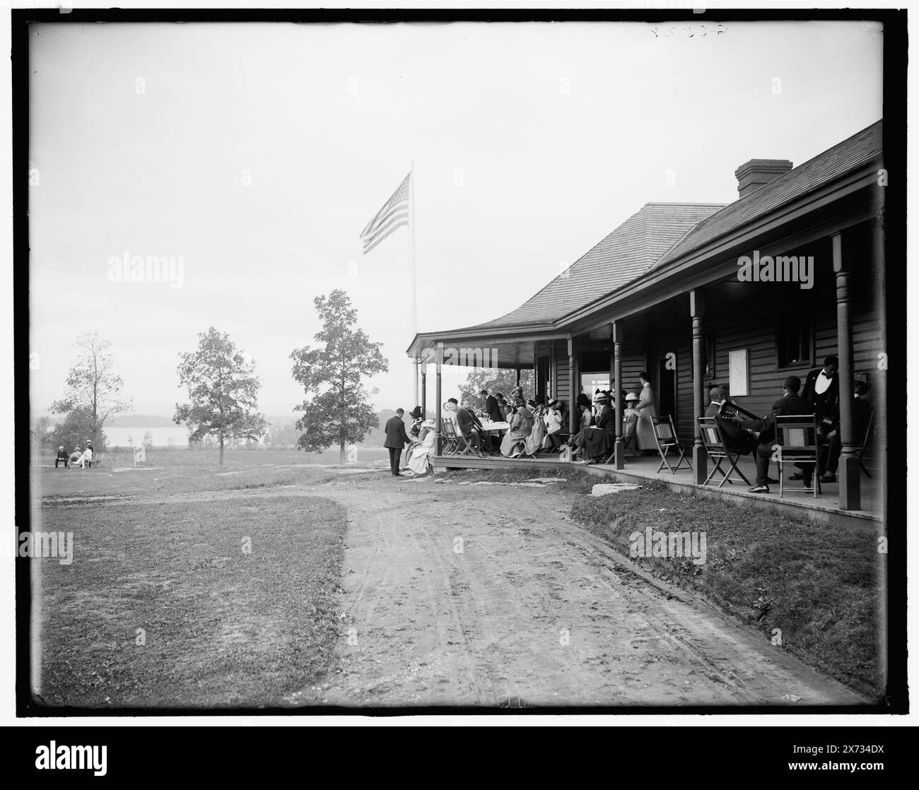 Bluff Point, N.Y., Hotel Champlain, tè delle cinque al golf club, titolo da giacca., 'G 8528' su negativo., Detroit Publishing Co. N. 0500251., Gift; State Historical Society of Colorado; 1949, Resorts. , Clubhouse. , Golf. , Tè. , Stati Uniti, New York (State), Bluff Point. Foto Stock