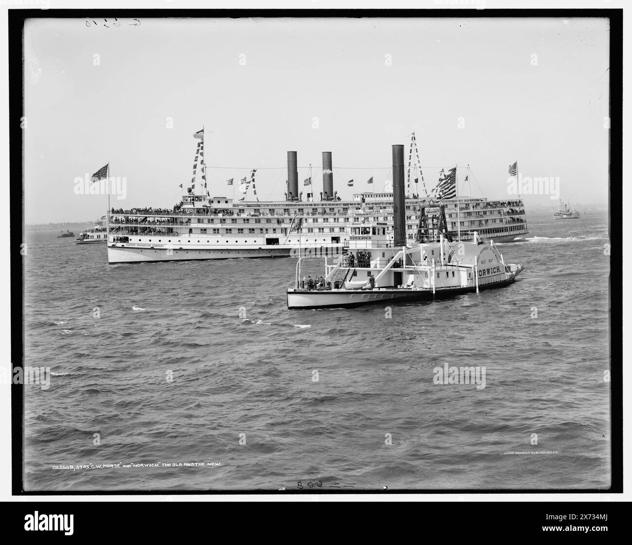 STR. C.W. Morse e Norwich, il vecchio e il nuovo, 'G 6610' su negative., Detroit Publishing Co. N. 022608., Gift; State Historical Society of Colorado; 1949, Norwich (ruota laterale) , C.W. Morse (ruota laterale) , Hudson-Fulton Celebration, 1909. , Ruote laterali. , Parate e cerimonie navali. , Stati Uniti, New York (Stato) Foto Stock