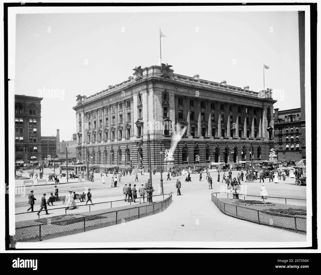 The Federal Building, Cleveland, Ohio, Title from jacket., negative broken left corner and taped to second sheet of glass., Detroit Publishing Co. N. 500294., Gift; State Historical Society of Colorado; 1949, strutture governative. , Strade. , Stati Uniti, Ohio, Cleveland. Foto Stock