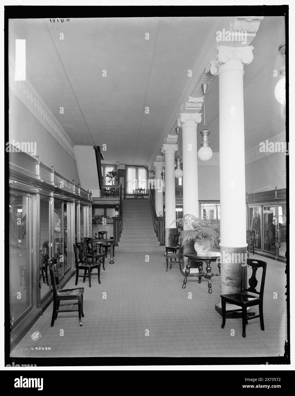 E.M. Bigsby Co. Show rooms, piano terra, sala ricevimento principale, titolo da giacca., 'G 4101' su negativo., Detroit Publishing Co. N. 043398., omaggio; State Historical Society of Colorado; 1949, sale ricevimenti. , Negozi di abbigliamento. , Stati Uniti, Michigan, Detroit. Foto Stock
