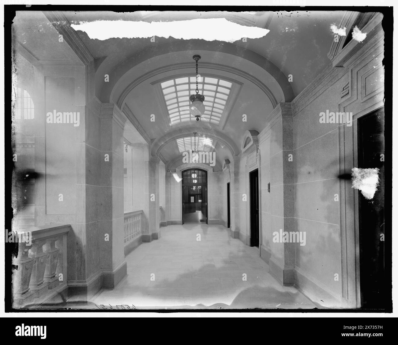 Corridoio galleria per le camere per pensionamento femminile, stazione ferroviaria Chicago & North Western, Chicago, Illinois, titolo da giacca., "G 8211" su negativo., Detroit Publishing Co. N. 500651., Gift; State Historical Society of Colorado; 1949, Railroad Stations. , Passaggi. , Stati Uniti, Illinois, Chicago. Foto Stock