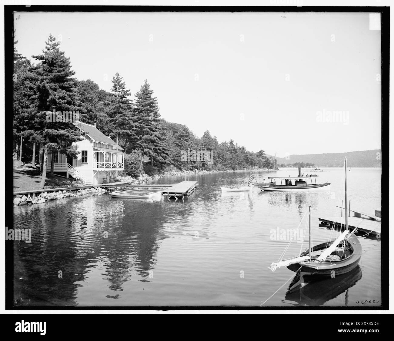 Casetta a Rogers' Rock, Lake George, N.Y., titolo da giacca., '1834' su negativo., Detroit Publishing Co. n. 033356., Gift; State Historical Society of Colorado; 1949, Lakes & Pond. , Moli e moli. , Boathouses. , Barche. , Stati Uniti, New York (Stato), George, Lake. Foto Stock
