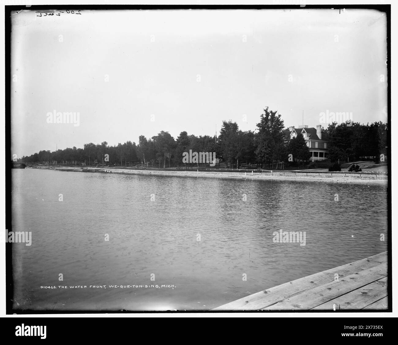 Water front, We-que-ton-sing, Mich., originariamente parte di un panorama in due parti; sezione destra non in collezione., '200-2 sec L' su negativo., Data basata su Detroit, Catalogo J (1901)., Detroit Publishing Co. N. 010465., Gift; State Historical Society of Colorado; 1949, Lakes & Pond. , Fronti d'acqua. , Stati Uniti, Michigan, Wequetonsing. Foto Stock