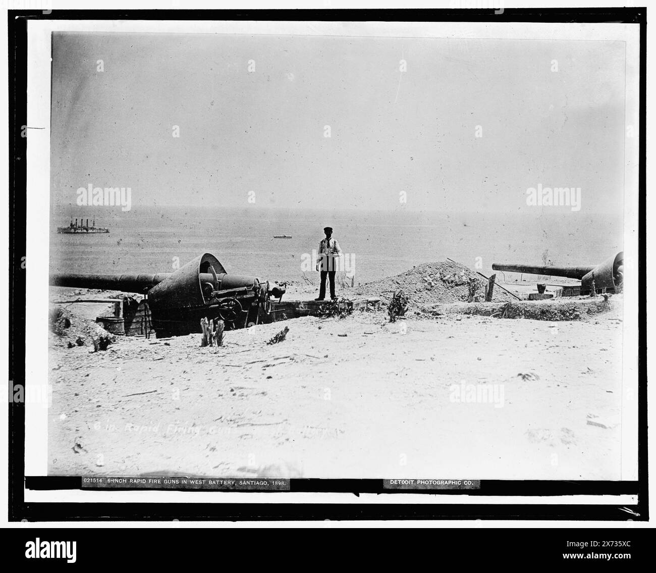 6-inch Rapid Fire Guns in West Battery, Santiago, 1898, Date based on Detroit, Catalogue J (1901)., '828' on negative., Detroit Publishing Co. N. 021514., Gift; State Historical Society of Colorado; 1949, Batteries (armamento) , artiglieria (armamento) , guerra ispano-americana, 1898. , Cuba, Santiago di Cuba. Foto Stock
