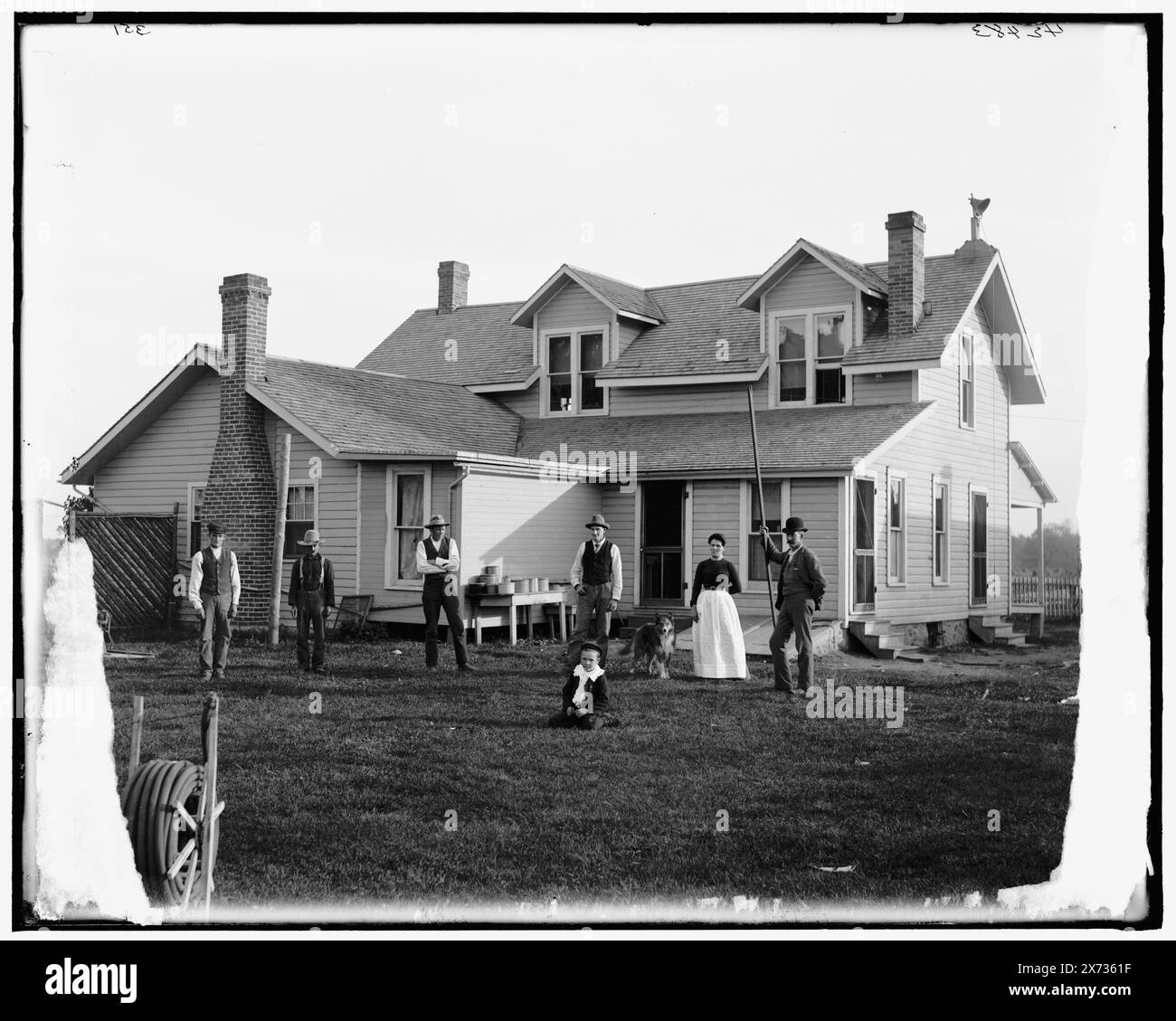 The Farm House, Title from jacket., '351' on negative., Detroit Publishing Co. No 042483., Gift; State Historical Society of Colorado; 1949, Farmhouses. , Famiglie. , Agricoltori. Foto Stock