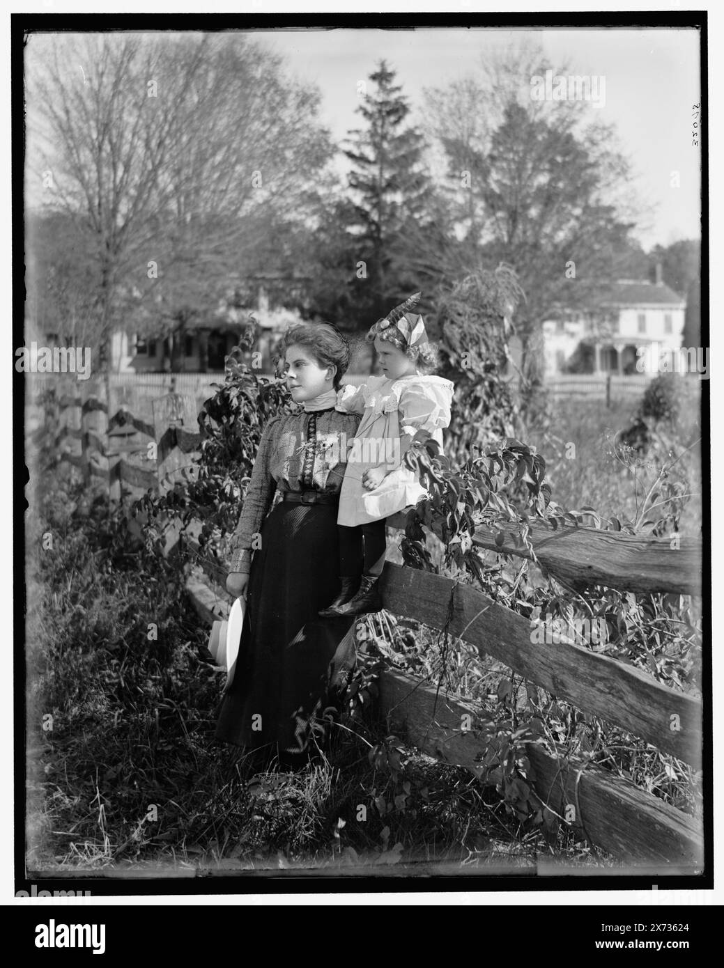 Ruth e Alice, titolo da giacca., Detroit Publishing Co. N. 032078., Gift; State Historical Society of Colorado; 1949, Women. , Bambini e adulti. , Fences. Foto Stock