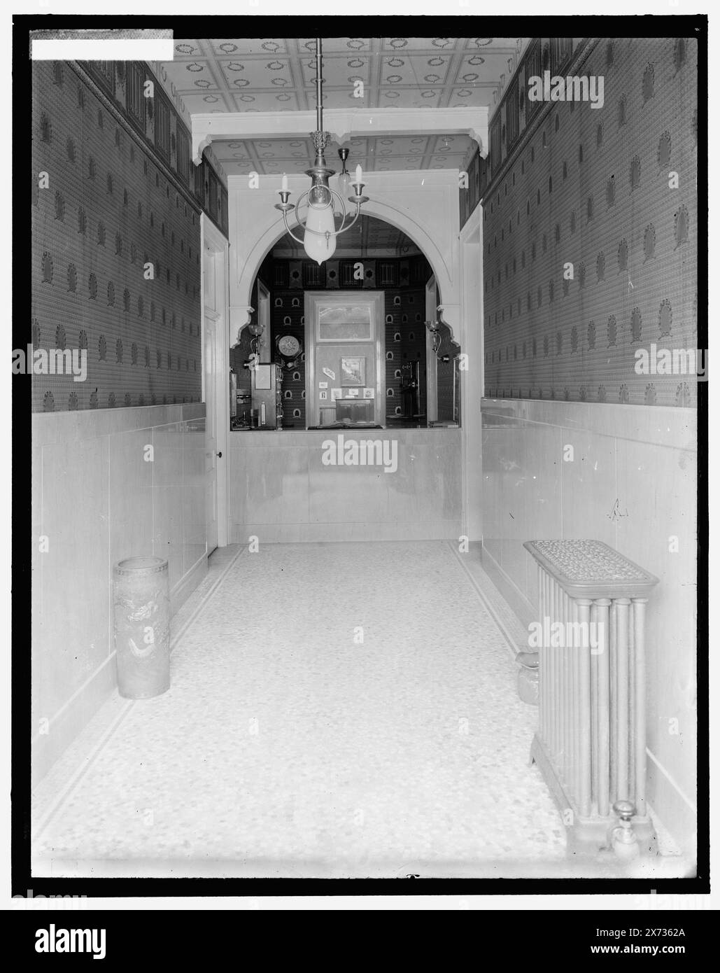 Banco ricevimento, bagno minerale Ypsilanti, Ypsilanti, Mich., titolo ideato da cataloger., 'ricevuto da Chas. Hemphill, Ypsilanti, in relazione all'ordine di cartoline postali sulla giacca, Detroit Publishing Co. N. 042838., Gift; State Historical Society of Colorado; 1949, bagni pubblici. , Interni. , Stati Uniti, Michigan, Ypsilanti. Foto Stock