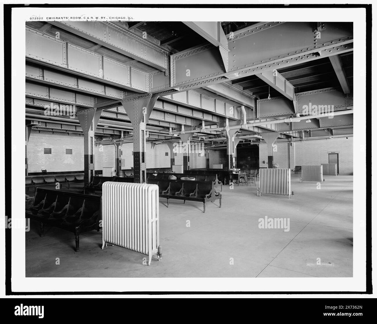 Camera degli emigranti, C. & N.W. Ry. Chicago and North Western Railway station, Chicago, Ill., Detroit Publishing Co. N. 072522., Gift; State Historical Society of Colorado; 1949, Railroad Stations. , Emigrazione e immigrazione. , Sale d'attesa. , Stati Uniti, Illinois, Chicago. Foto Stock