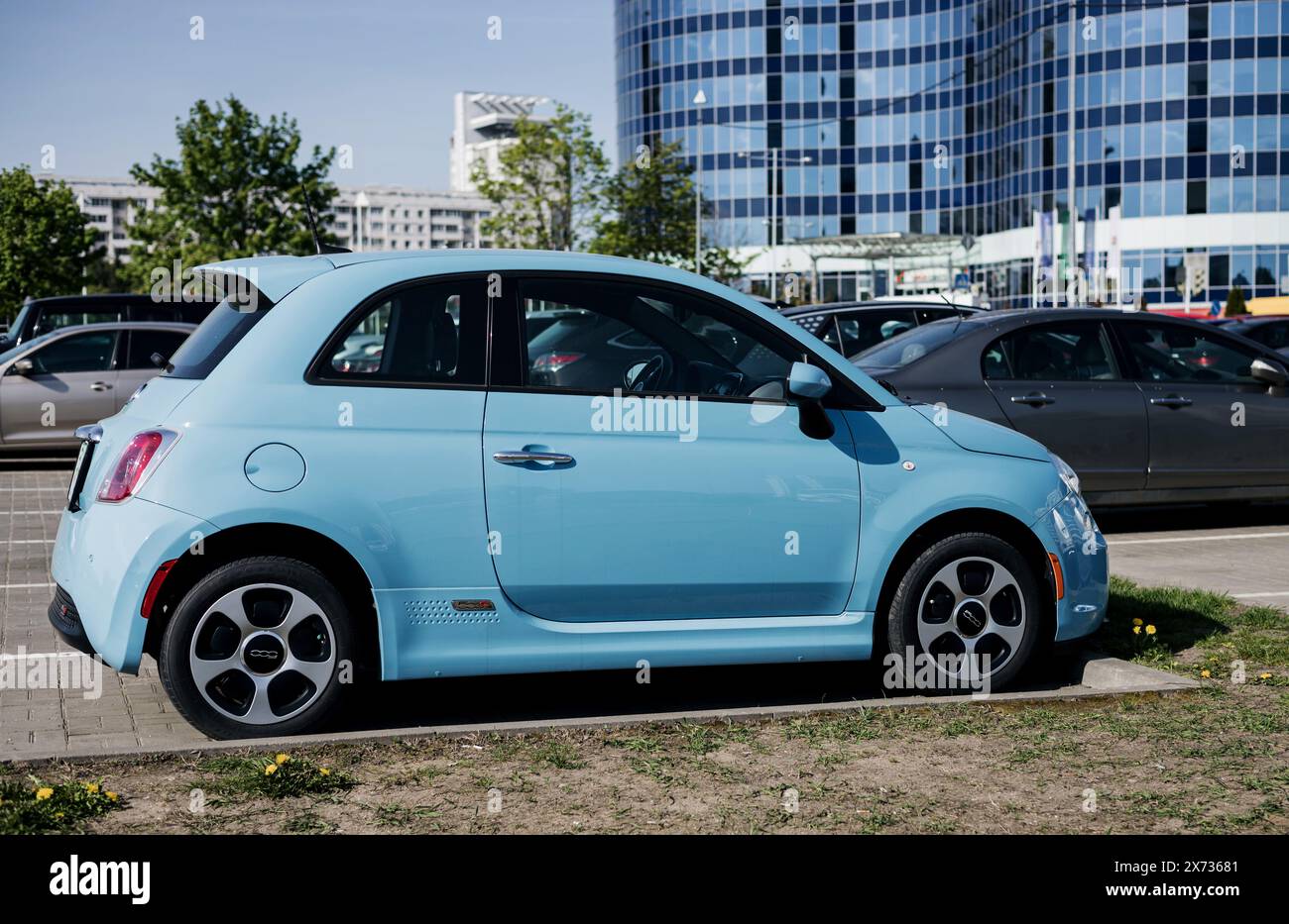 Minsk, Bielorussia, 17 maggio 2024 - il veicolo fiat 500 classico è parcheggiato in strada Foto Stock