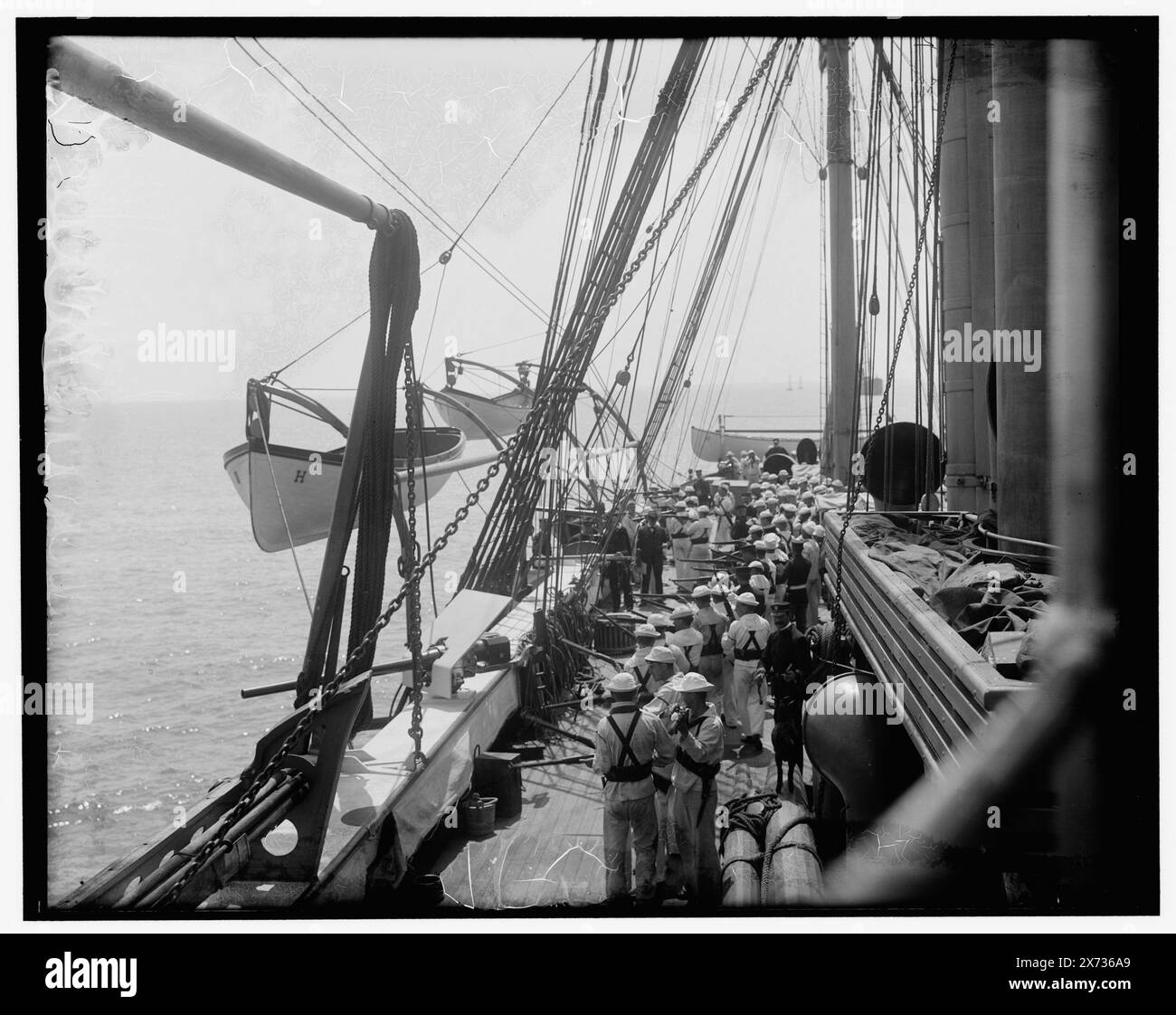 U.S.S. Hartford, trapano per braccio piccolo, titolo da giacca. Data basata sul ruolo di addestramento della nave, 1899-1912., Detroit Publishing Co. N.. 032282., Gift; State Historical Society of Colorado; 1949, Hartford (Ship) , United States., Navy. , Navi governative, americane. , Marinai, americani. , Addestramento militare. Foto Stock
