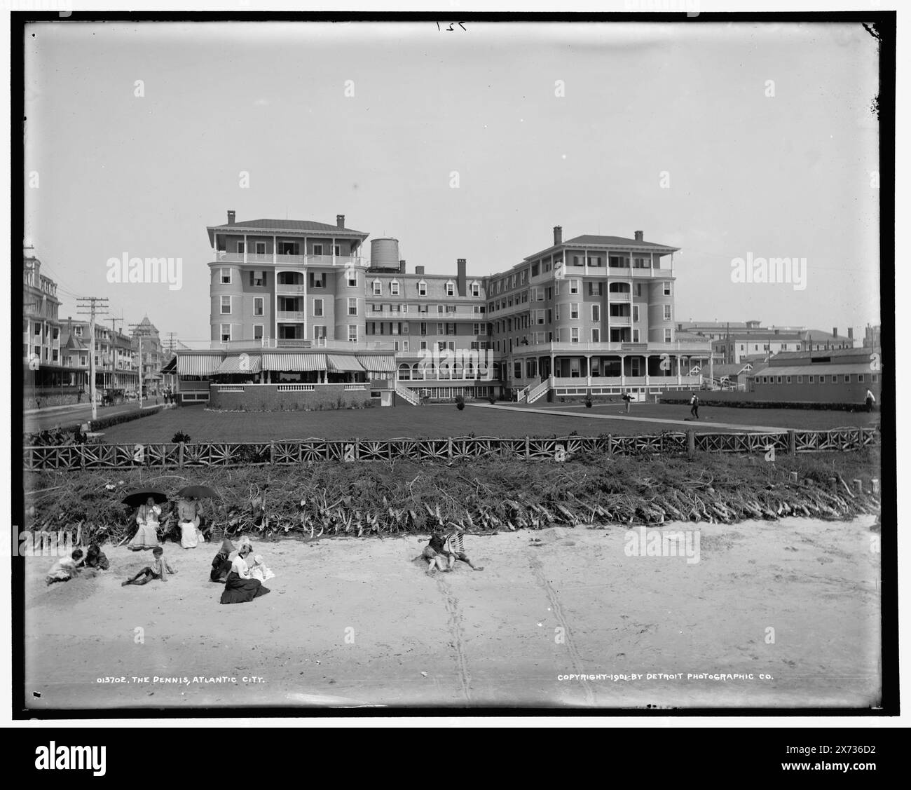 The Dennis Hotel, Atlantic City, '721' in negativo., Detroit Publishing Co. N. 013702., Gift; State Historical Society of Colorado; 1949, Alberghi. , Spiagge. , Stati Uniti, New Jersey, Atlantic City. Foto Stock