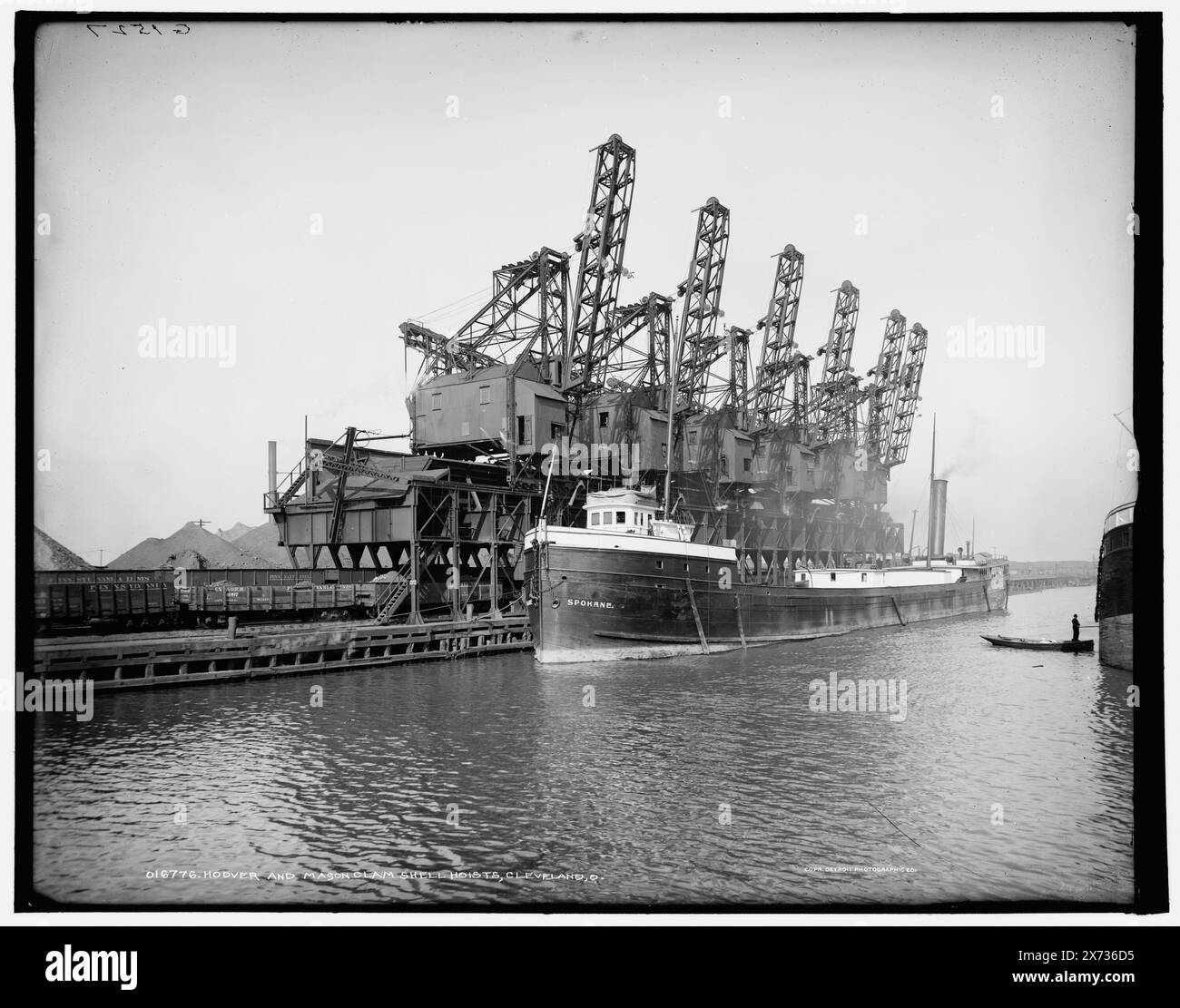 Hoover and Mason Clam shell Hoists, Cleveland, Ohio, "G 1527" su negative., Detroit Publishing Co. N.. 016776., Gift; State Historical Society of Colorado; 1949, Spokane (Freighter) , Cargo Ships. , Macchine di sollevamento. , Stati Uniti, Ohio, Cleveland. Foto Stock