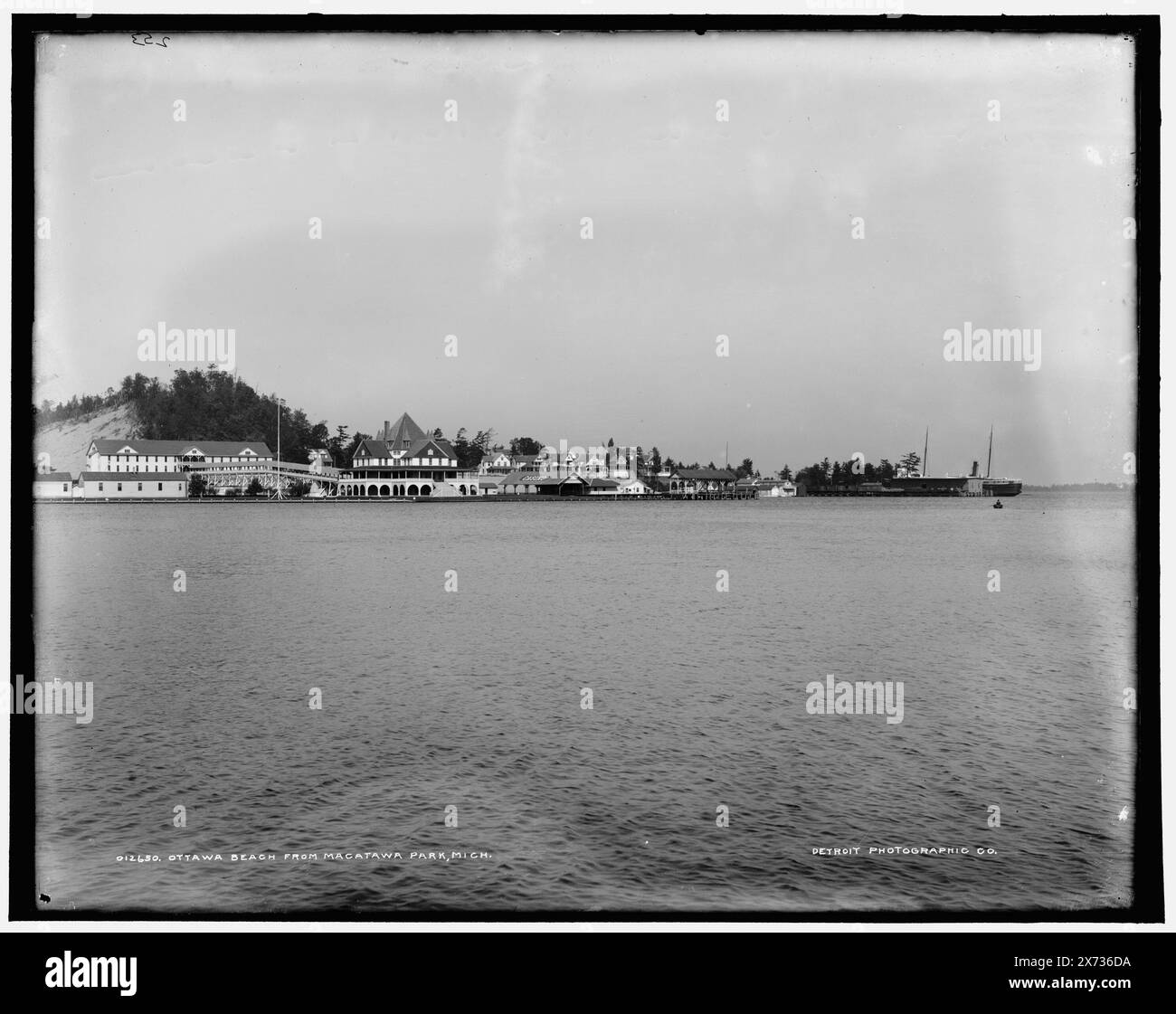 Ottawa Beach from Macatawa Park, Mich., corrispondente vetro trasparente (con lo stesso codice di serie) disponibile su videodisc frame 1A-29445., Data basata su Detroit, Catalogo J (1901)., 'Casino' on roof of center building., '253' on negative., Detroit Publishing Co. N.. 012650., Gift; State Historical Society of Colorado; 1949, Waterfront. , Stati Uniti, Michigan, Ottawa Beach. , Stati Uniti, Michigan, Macatawa, Lago. Foto Stock