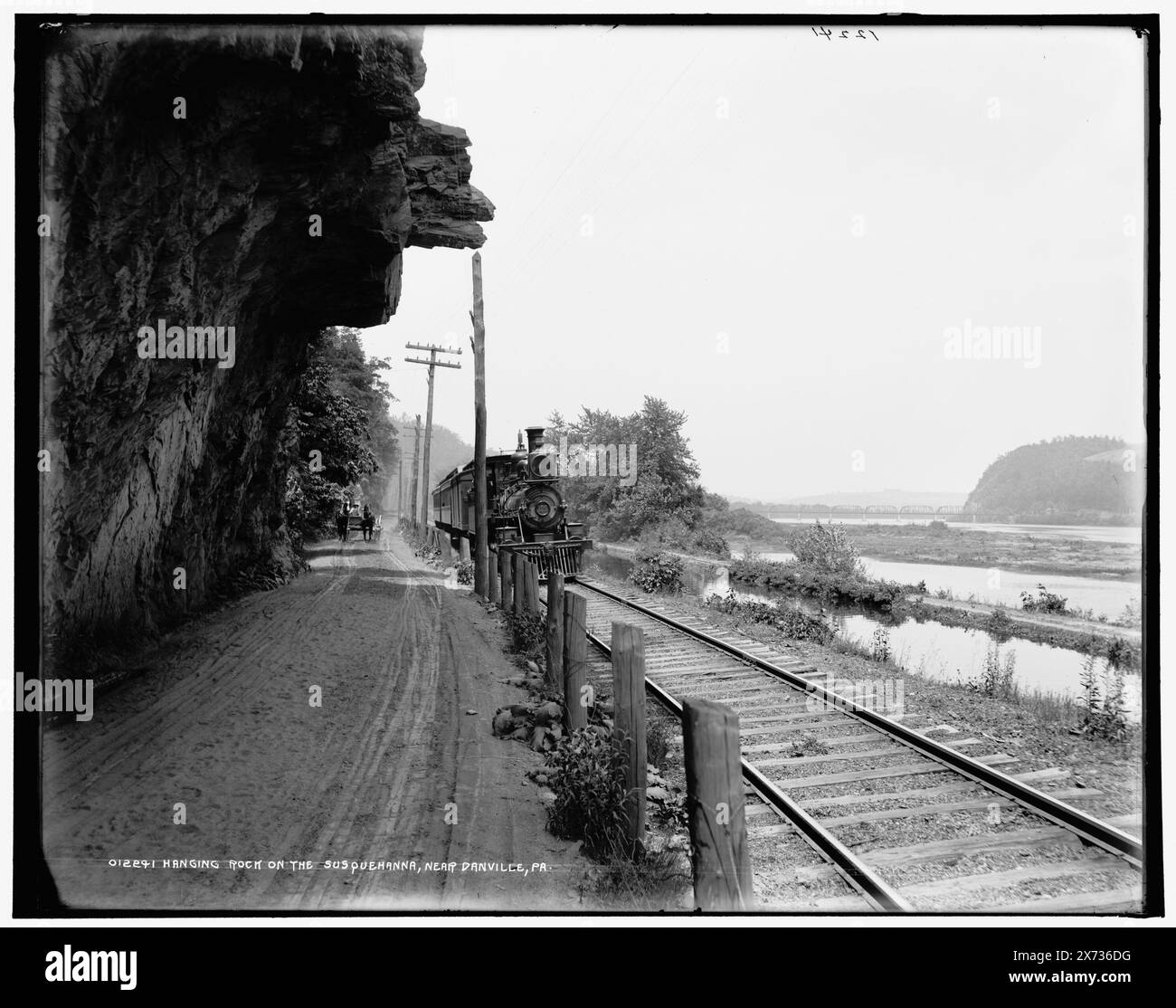 Hanging rock on the Susquehanna Near Danville, Pa., Date based on Detroit, Catalogue J (1901)., Detroit Publishing Co. N. 012241., Gift; State Historical Society of Colorado; 1949, canali. , Fiumi. , Ferrovie. , Carrozze e pullman. , Formazioni rocciose. , Stati Uniti, Susquehanna River. , Stati Uniti, Pennsylvania, Danville. Foto Stock