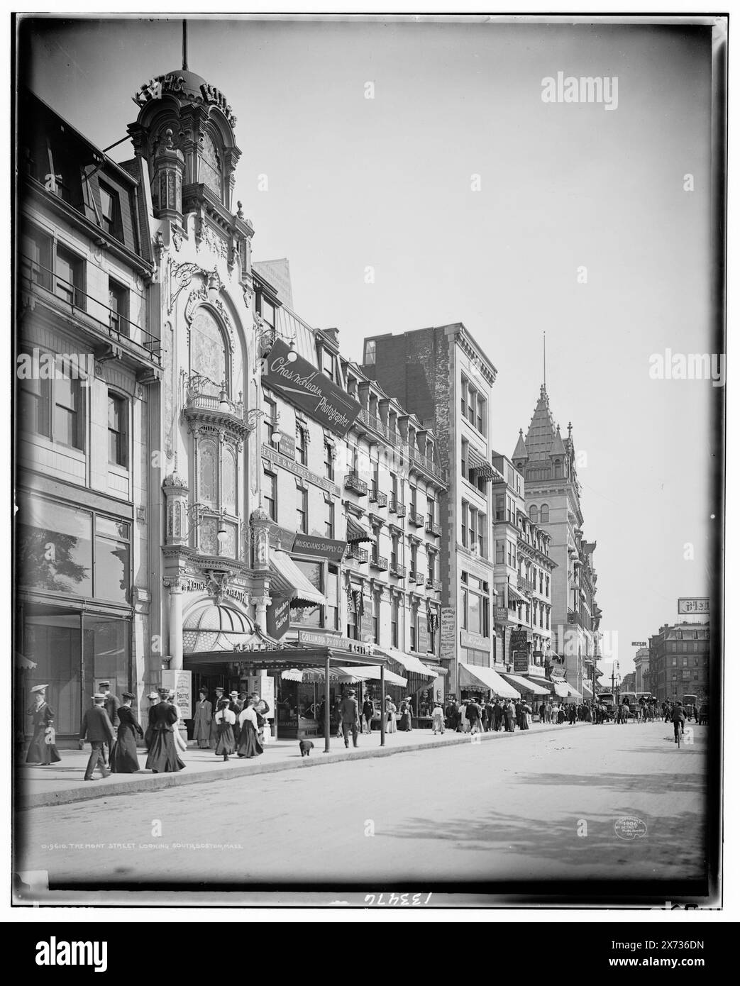 Tremont Street, guardando a sud, Boston, Massachusetts, titolo della giacca: Tremont St. Bldg., guardando a sud dal Keith's Theatre , ., Detroit Publishing Co. N. 019610., Gift; State Historical Society of Colorado; 1949, Streets. , Strutture commerciali. , Stati Uniti, Massachusetts, Boston. Foto Stock
