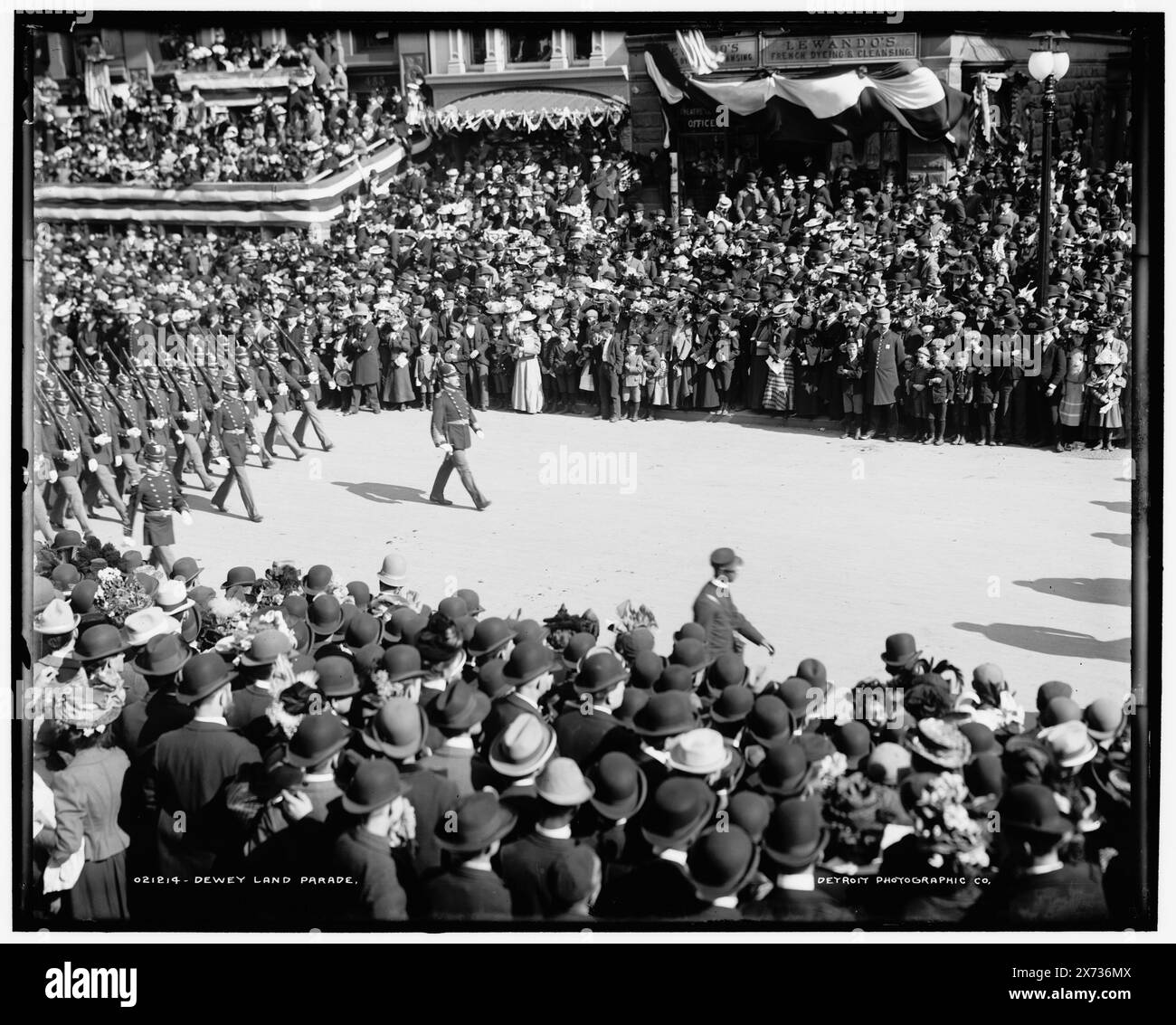 Dewey Land Parade, Detroit Publishing Co. N. 021214., Gift; State Historical Society of Colorado; 1949, Dewey Celebration, 1899. , Sfilate e processioni. Soldati, americani. , Stati Uniti, New York (Stato), New York. Foto Stock