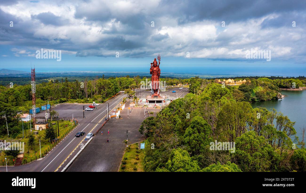 La statua di Shiva al tempio di Grand Bassin, il tempio Shiva più alto del mondo, è alta 33 metri. Importanti templi indù di Mauritius. Una grande statua di t Foto Stock