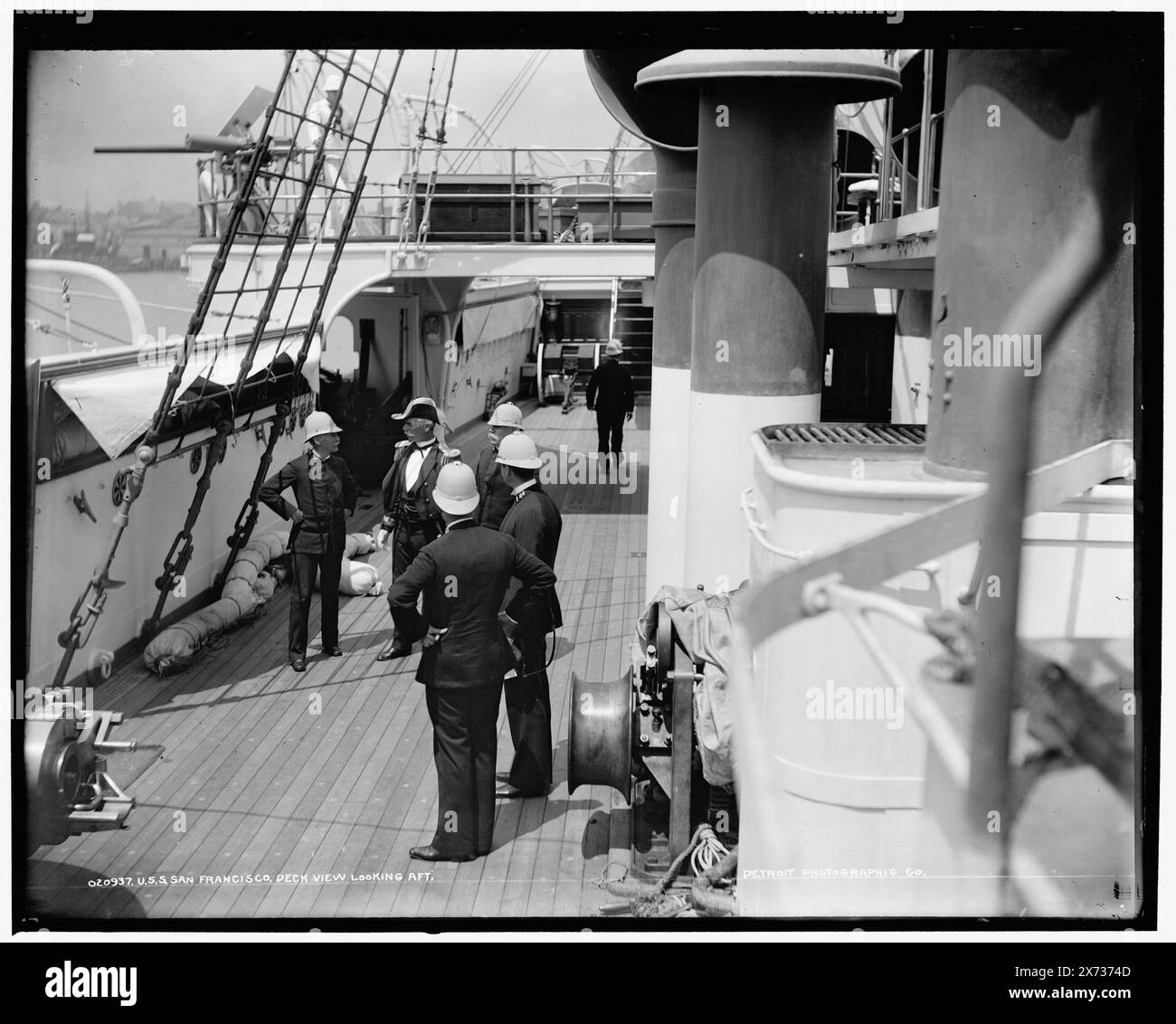 U.S.S. San Francisco, deck view looking aft, Date based on Detroit, Catalogue J (1901)., Detroit Publishing Co. N. 020937., Gift; State Historical Society of Colorado; 1949, San Francisco (Cruiser) , Stati Uniti., Navy. , Cruisers (navi da guerra), americano. , Ufficiali militari, americani. Foto Stock