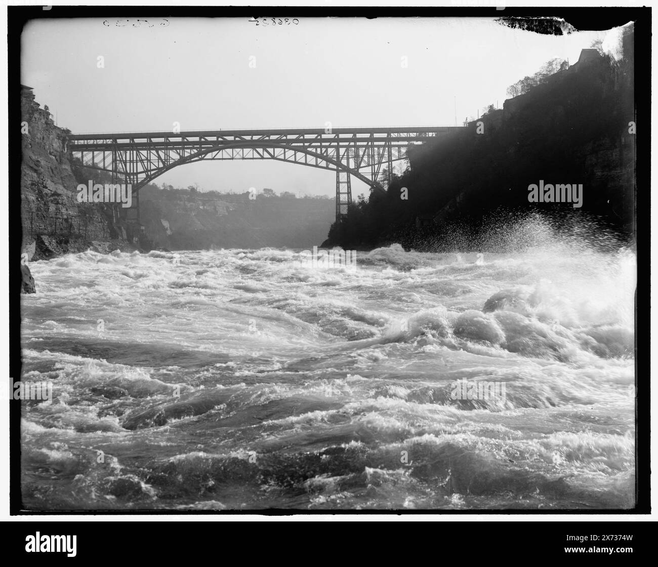 Whirlpool Rapids, Niagara Falls, N.Y., Title from jacket., Michigan Central Cantilever bridge e Whirlpool Rapids bridge in background., "G 5630" in negative., Detroit Publishing Co. N. 036835., Gift; State Historical Society of Colorado; 1949, Railroad Bridges. , Rapide. , Stati Uniti, New York (Stato), fiume Niagara. , Canada, Ontario, fiume Niagara. , Stati Uniti, New York (Stato), Cascate del Niagara (città) Foto Stock