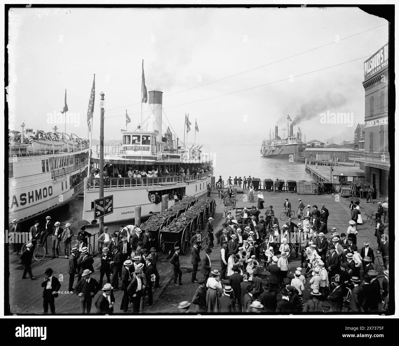 Escursioni a vapore Tashmoo e Idlewild a Wharves, Detroit, Title from jacket., "G 79" on negative., Detroit Publishing Co. N. 042580., Gift; State Historical Society of Colorado; 1949, Tashmoo (ruota laterale) , Idlewild (ruota laterale) , passeggeri. , Ruote laterali. , Moli e moli. , Stati Uniti, Michigan, Detroit. Foto Stock